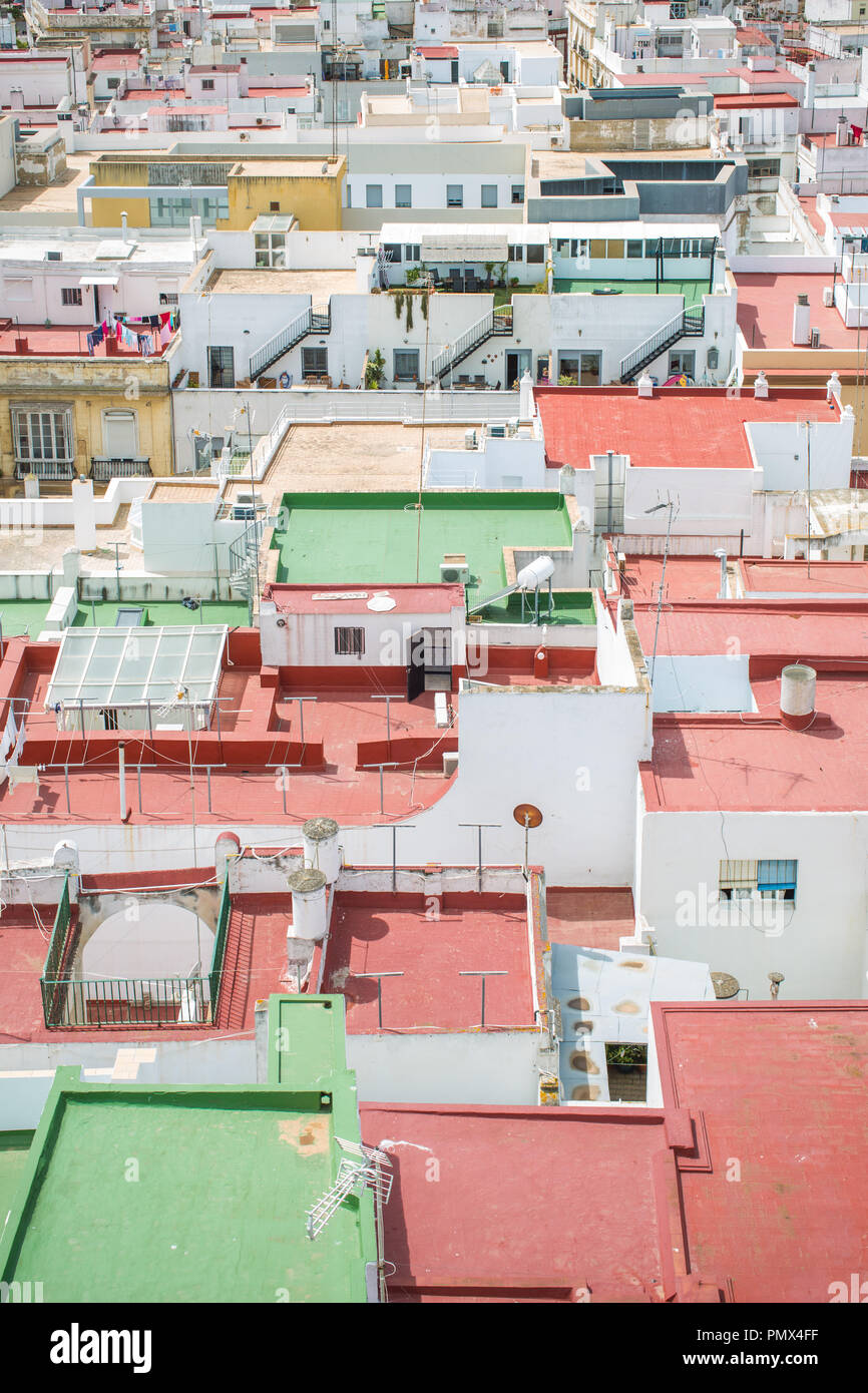 Vue plongeante sur les toits de la Tour Tavira (Camera Obscura) dans la ville de Cadix en Espagne. Toit plat et bâtiments colorés. Banque D'Images