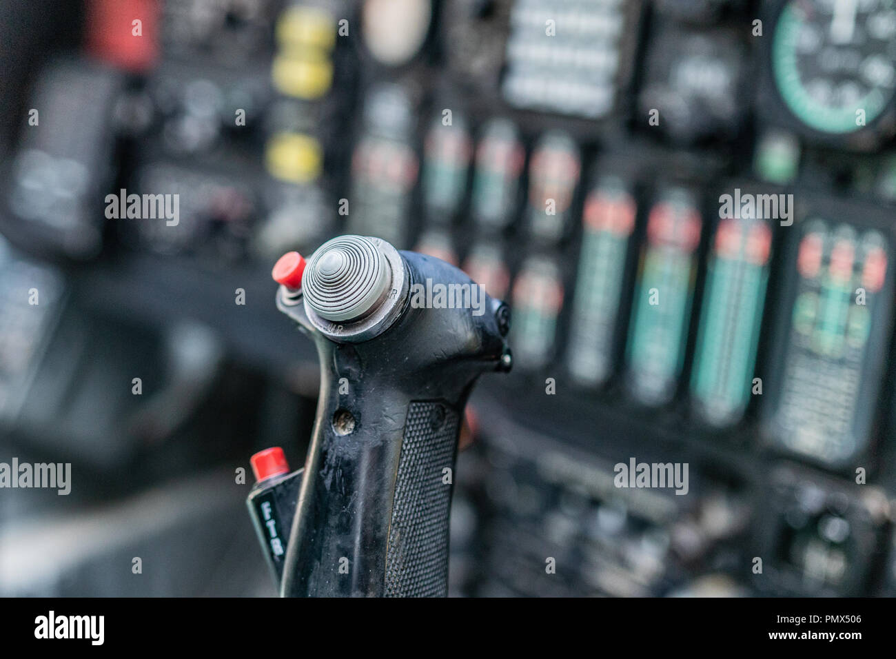 Détails d'un poste de pilotage bombardier a rejeté. L'accent sur le feu du joystick et boutons rouges pour les frappes aériennes et le ciel à l'explosif. La technologie de la Défense, le gouvernement. Banque D'Images