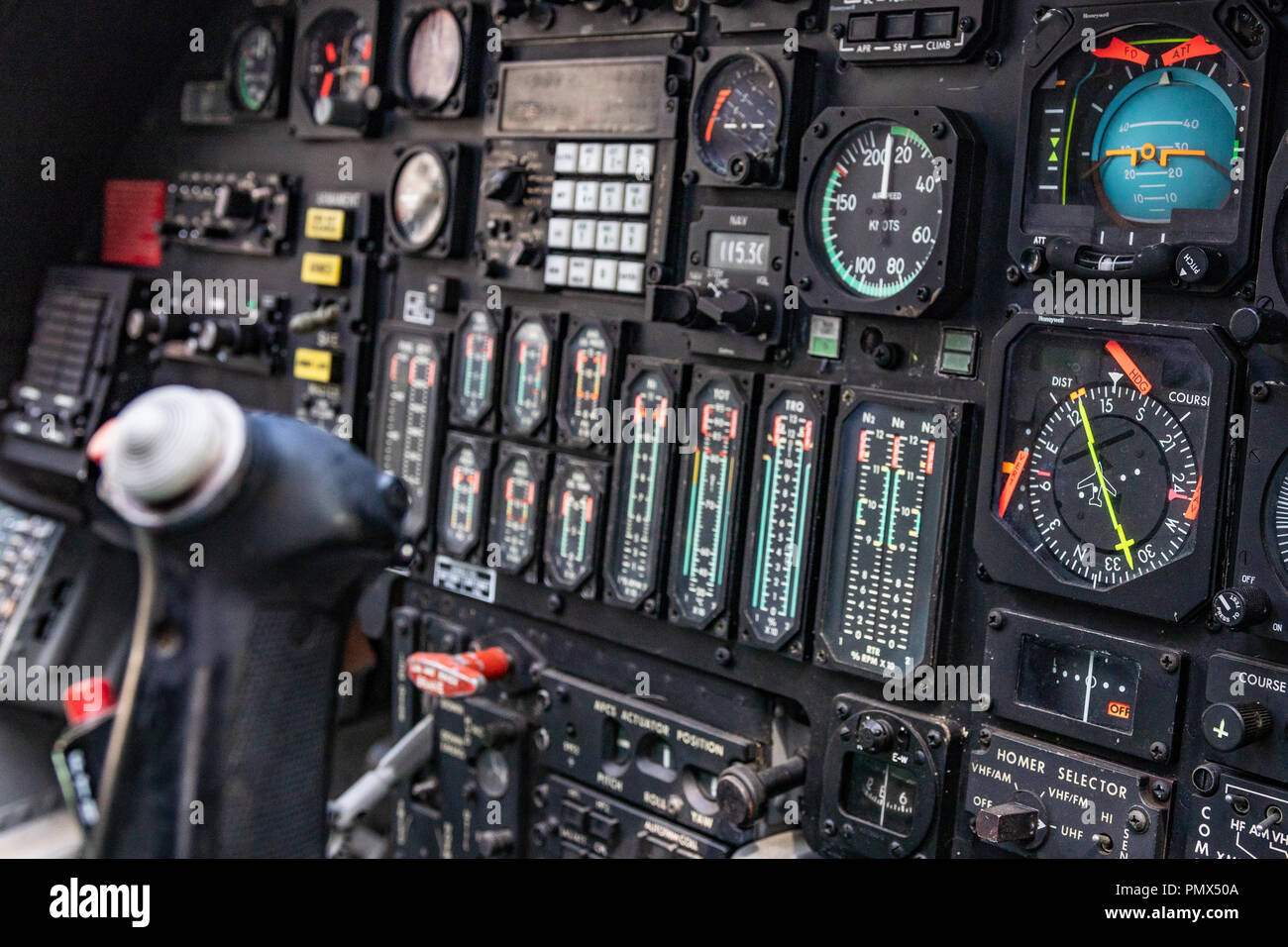 Détails d'un poste de pilotage bombardier a rejeté. L'accent sur le feu du joystick et boutons rouges pour les frappes aériennes et le ciel à l'explosif. La technologie de la Défense, le gouvernement. Banque D'Images