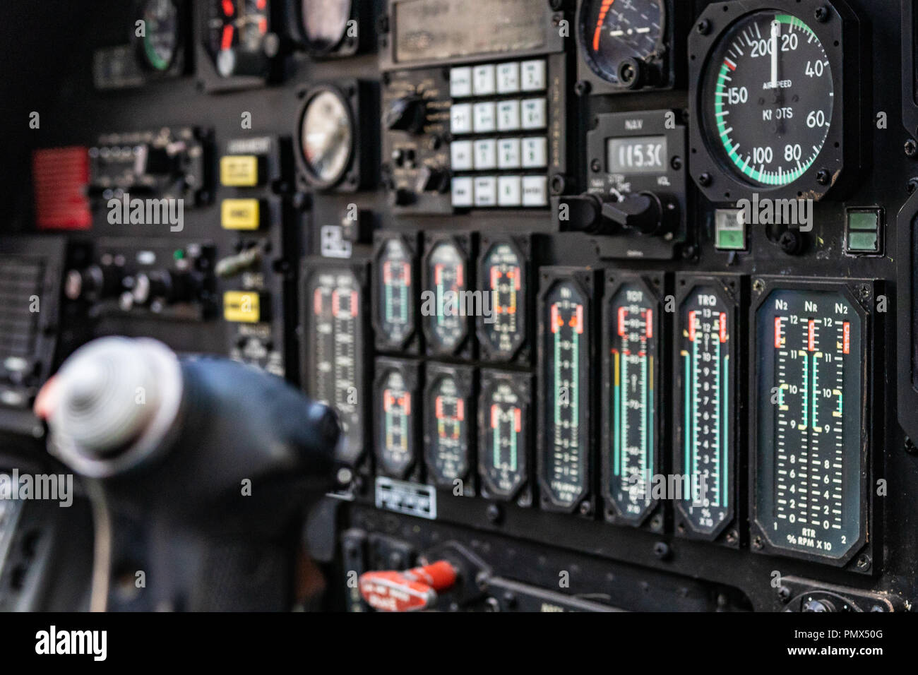 Détails d'un poste de pilotage bombardier a rejeté. L'accent sur le feu du joystick et boutons rouges pour les frappes aériennes et le ciel à l'explosif. La technologie de la Défense, le gouvernement. Banque D'Images
