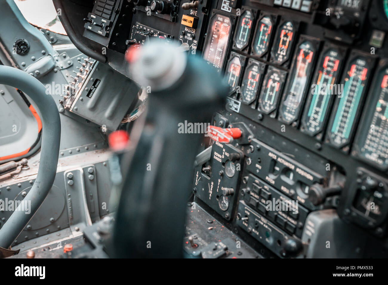 Détails d'un poste de pilotage bombardier a rejeté. L'accent sur le feu du joystick et boutons rouges pour les frappes aériennes et le ciel à l'explosif. La technologie de la Défense, le gouvernement. Banque D'Images