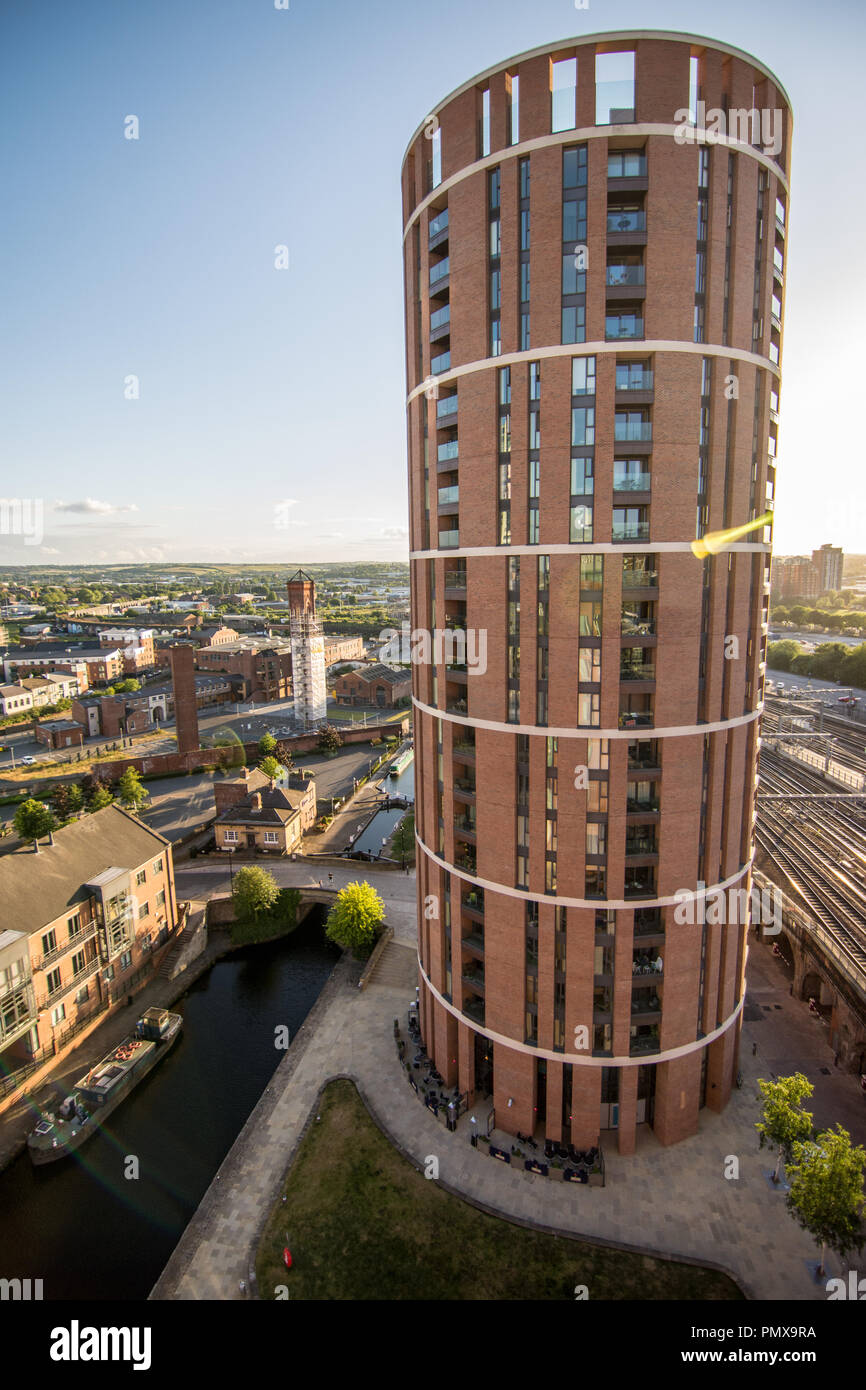 Leeds, Angleterre, Royaume-Uni - 28 juin 2015 : un immeuble moderne avec design références à d'anciens bâtiments industriels en regard de la Leeds et Liverpool C Banque D'Images