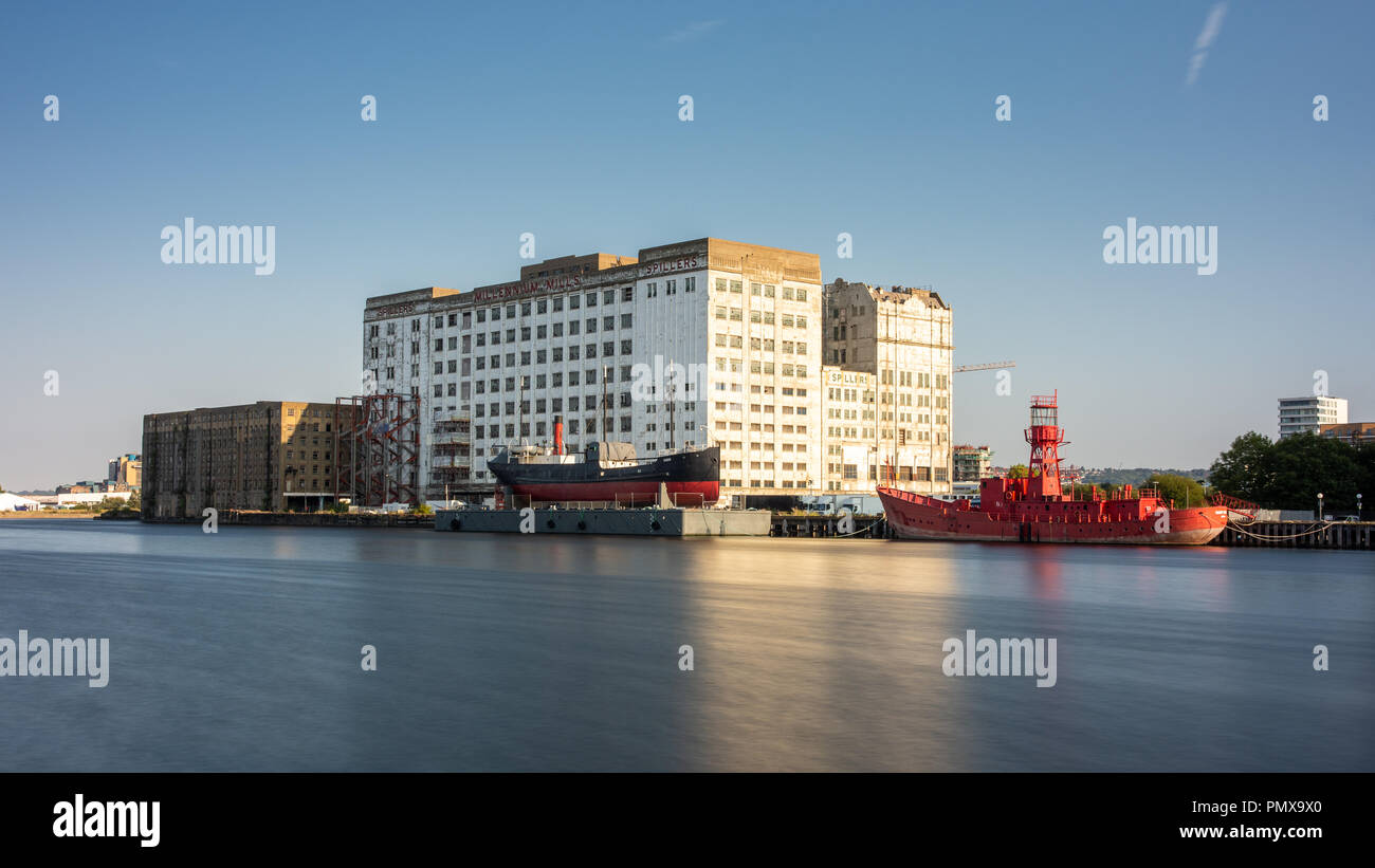 London, England, UK - septembre 2, 2018 : le soleil brille sur les moulins du millénaire, une grande et abandonnés au début du 20ème siècle moulin à farine, sur les rives de la vi Banque D'Images