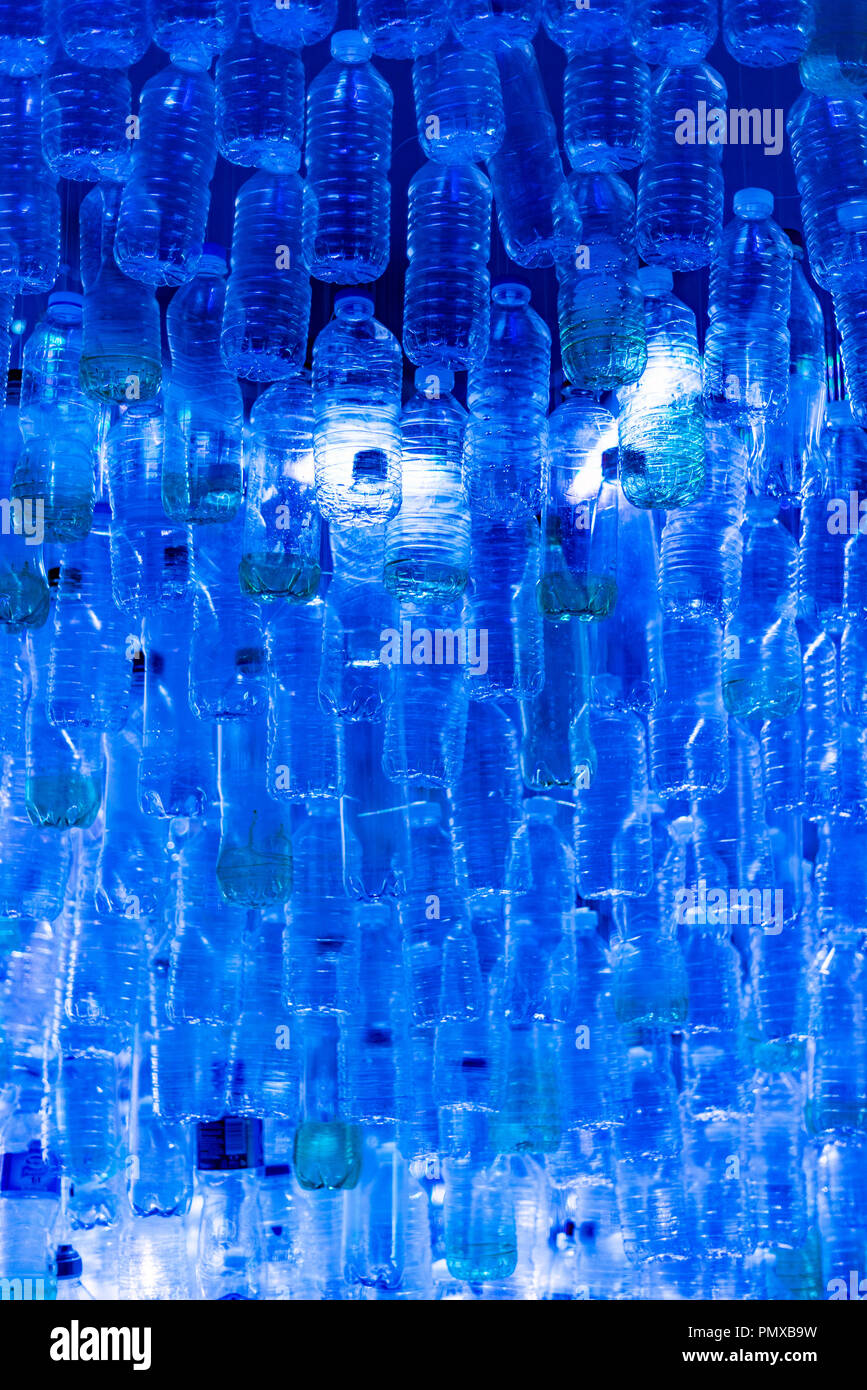Installation réalisée à partir de bouteilles récupérées provenant de l'océan à la Southampton Boat Show 2018 illustrant la quantité de plastique dans les océans. Banque D'Images