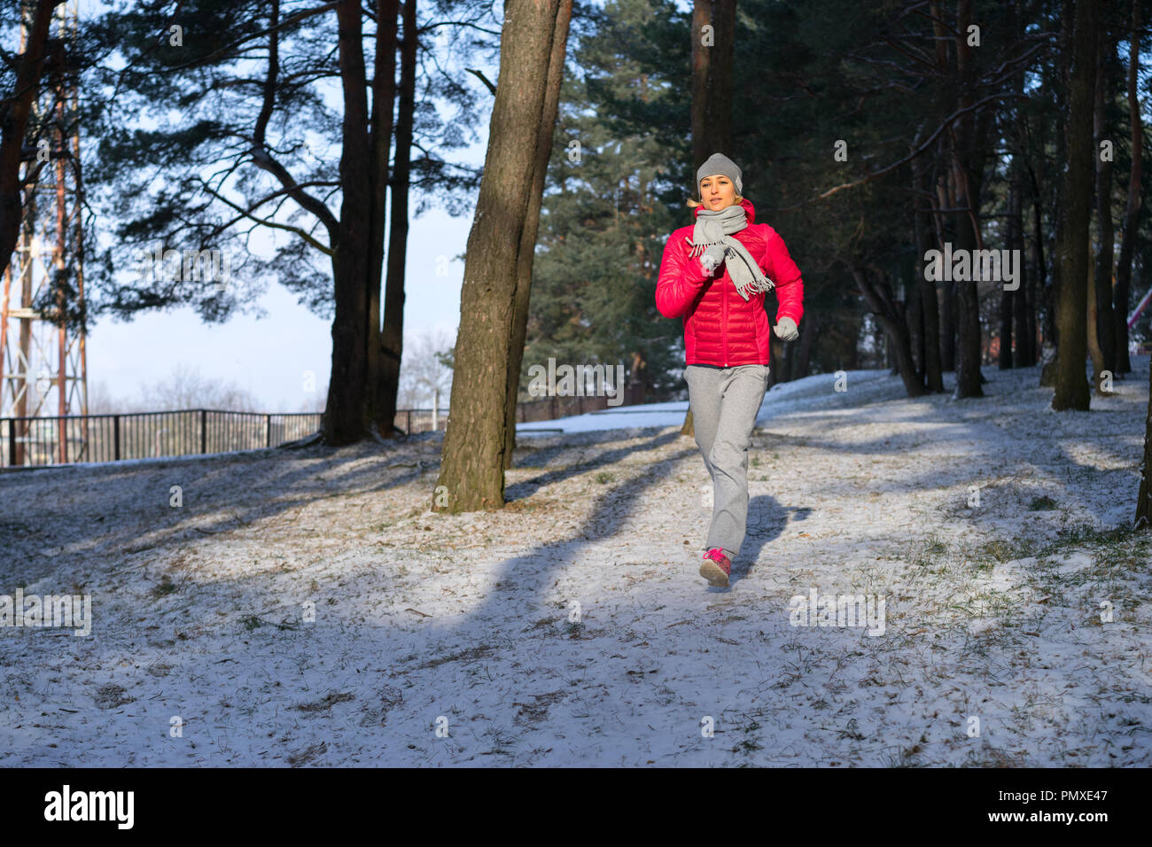 Running Femme Sport. Coureur Féminin Jogging Dans La Forêt D'hiver Froid  Portant Des Vêtements De Course Sportifs Chauds.