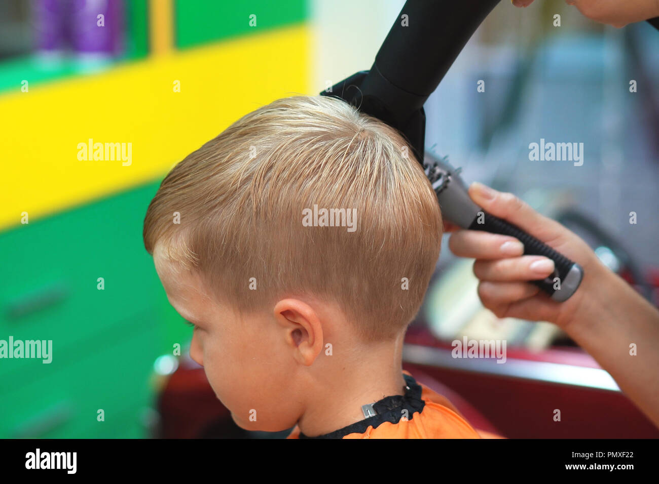 Coupe D Un Petit Garcon Dans Un Salon De Coiffure Pour Enfants Photo Stock Alamy
