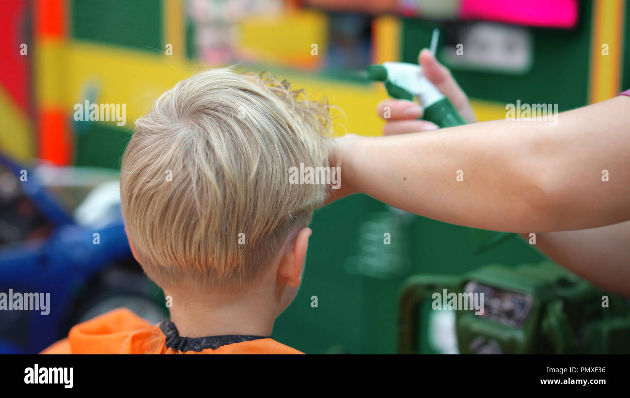 Coupe Dun Petit Garçon Dans Un Salon De Coiffure Pour