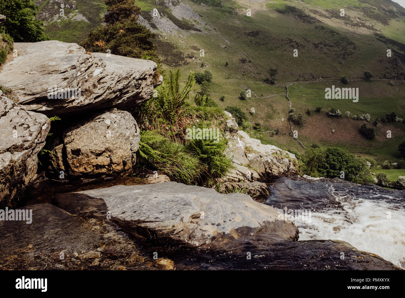 Randonnées le paysage par Pistyll Rhaeadr cascade dans le Nord du Pays de Galles Banque D'Images