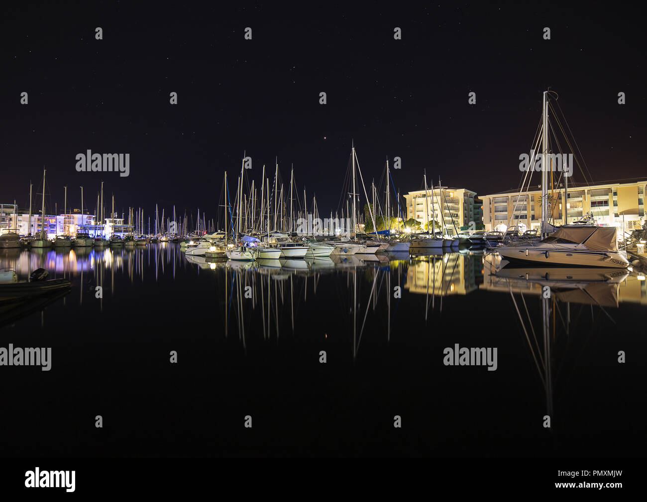 Port Fréjus par nuit Photo Stock - Alamy