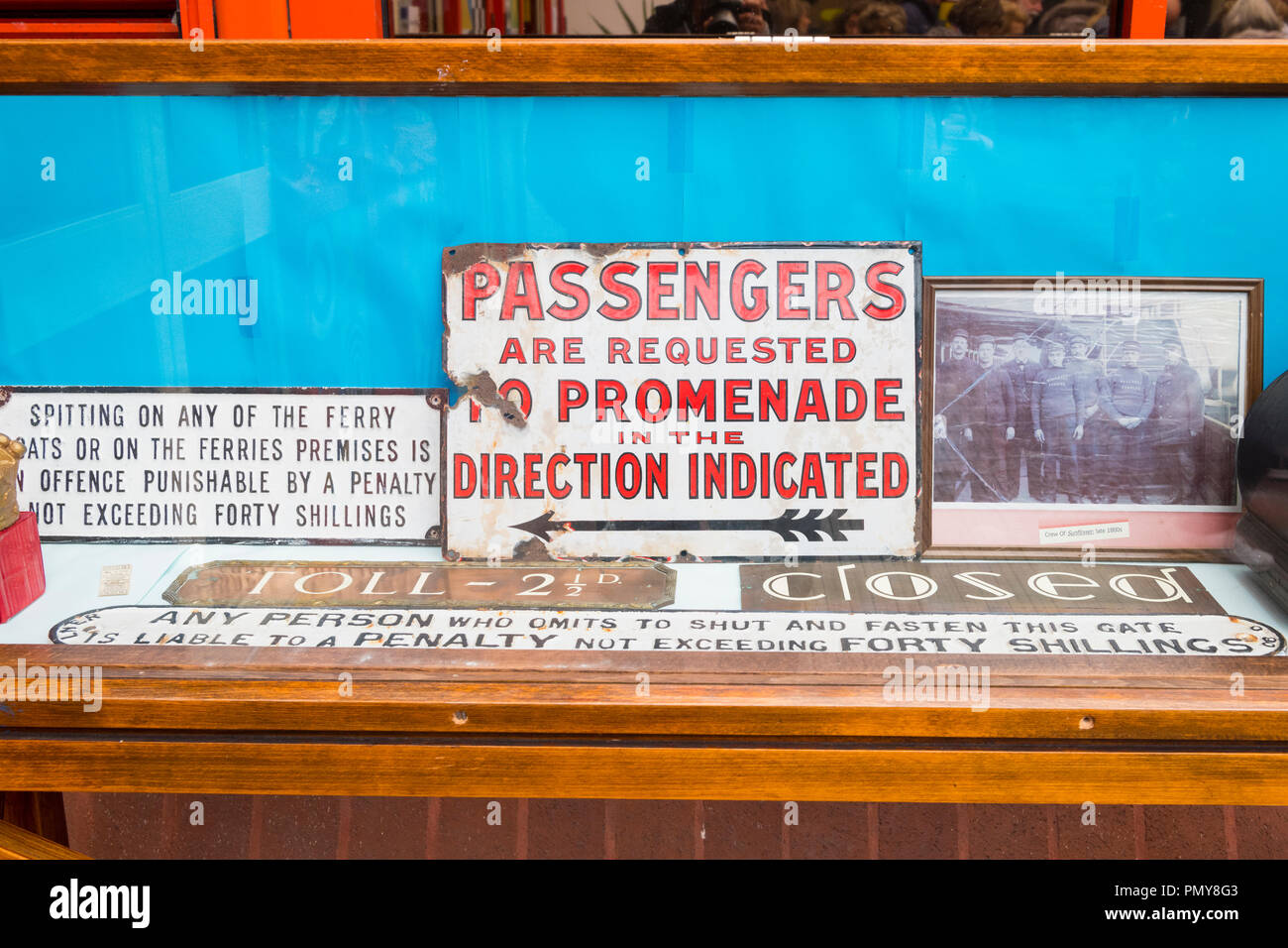 Liverpool Birkenhead Mersey Ferries Terminal Woodside Merseyside Mersey afficher les anciennes indications sans frais 2 1/2d aucune amende crachant 40 shillings photo Banque D'Images