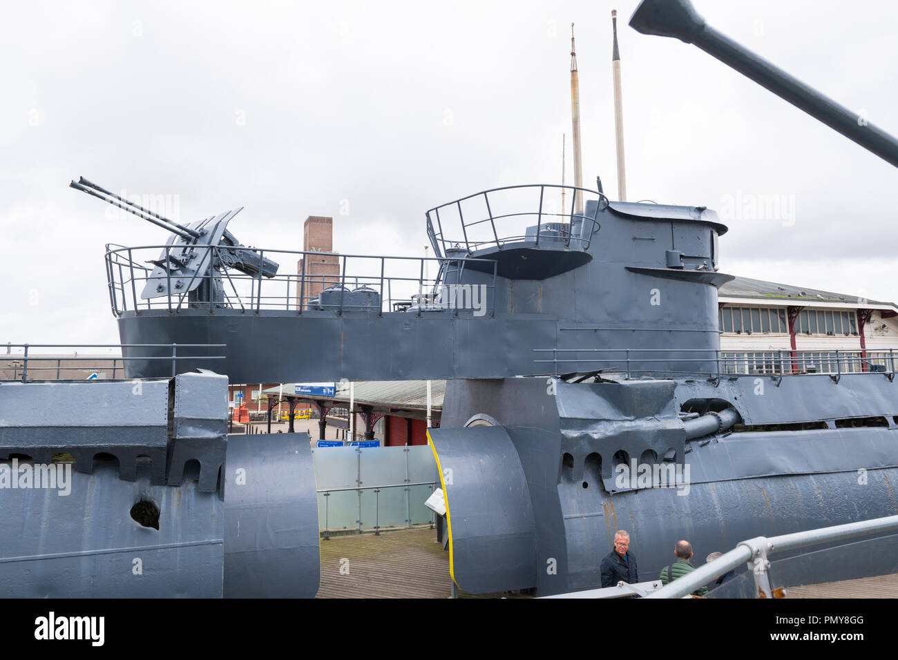 Liverpool Birkenhead Mersey ferries Ferry Terminal Woodside Merseyside Mersey u-boot U-534 le navire de guerre sous-marin allemand sections pour voir l'intérieur Banque D'Images