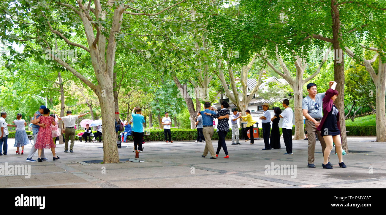 Danses de salon que l'exercice physique dans le parc Liangmaqiao Road 40, Beijing, Chine Banque D'Images