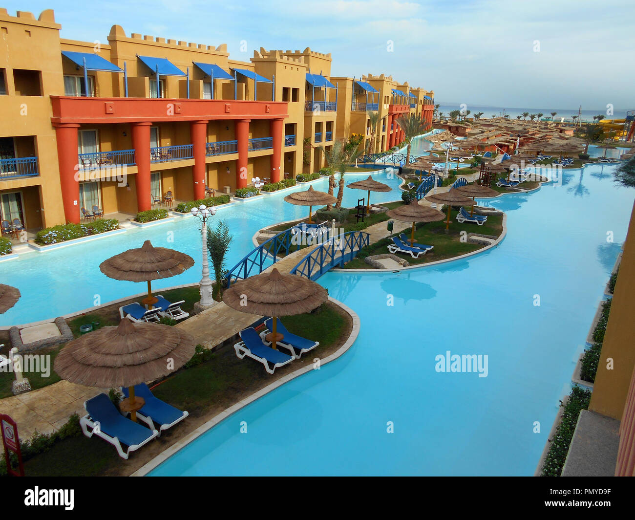 Une vue imprenable sur les nombreuses installations de loisirs, dont des piscines, à l'un des hôtels à la mer Rouge holiday resort de Hurghada en Egypte. Banque D'Images