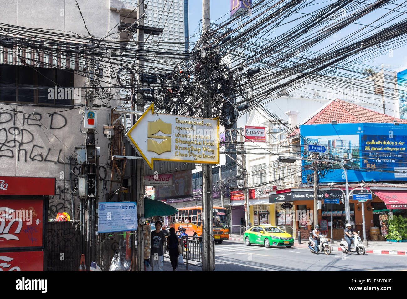 Plusieurs câbles d'électricité suspendues au-dessus de la rue à Bangkok, Thaïlande Banque D'Images