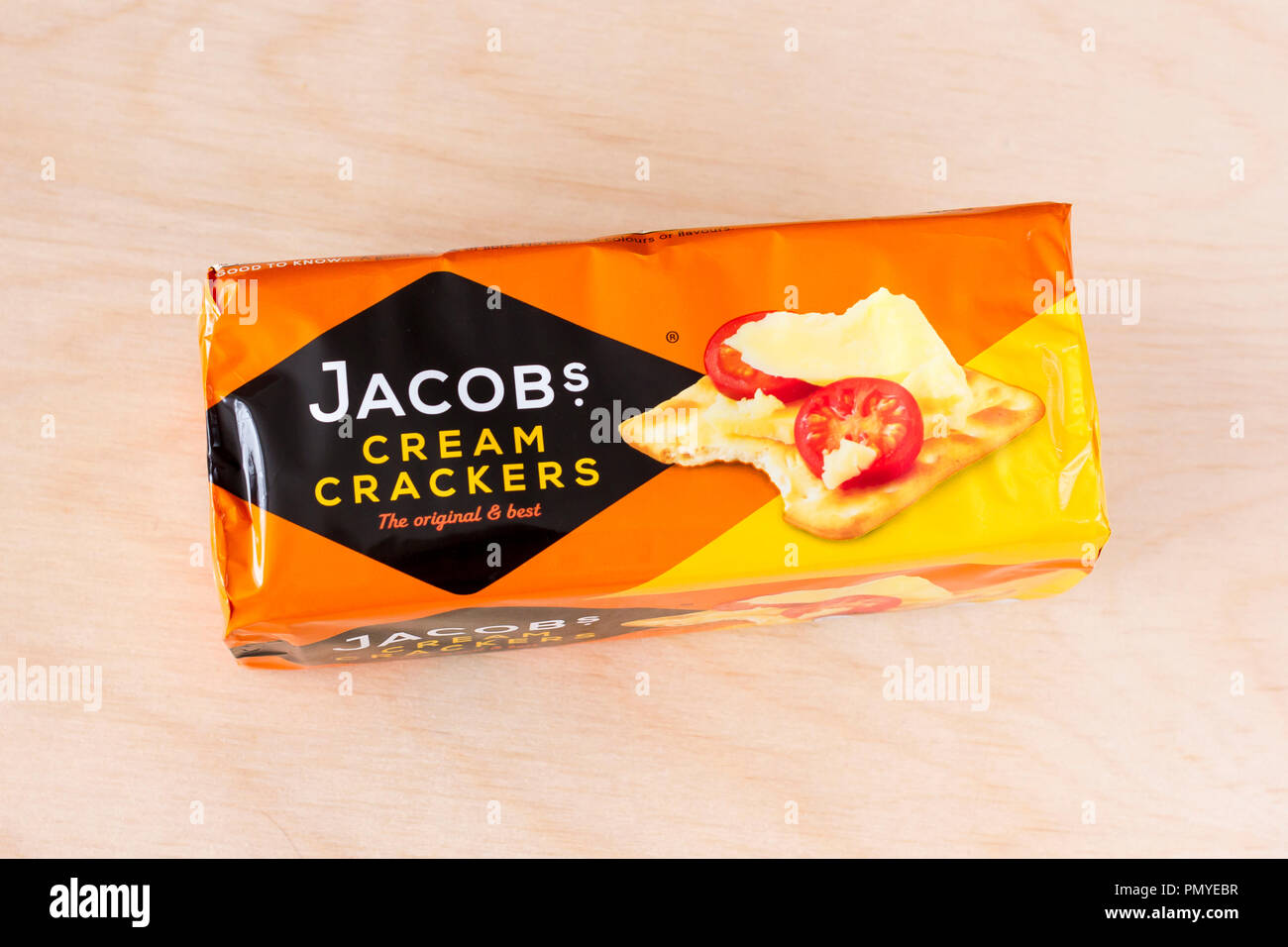 Jacob's Cream Crackers, paquet de crackers non ouvert sur un fond en bois clair, England, UK Banque D'Images