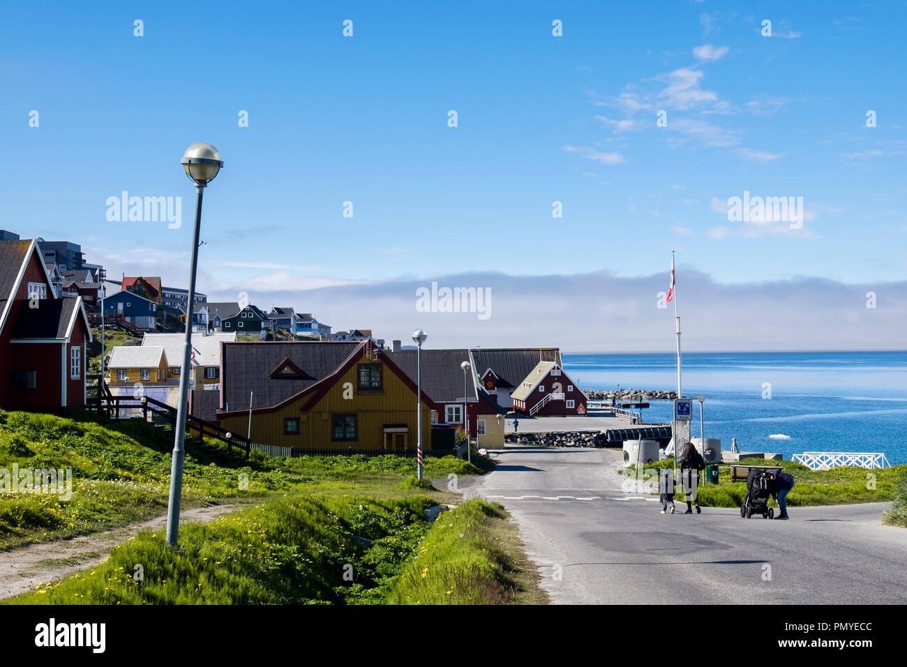 Balades Familiales locales vers le bas de la rue Colony Harbour (Kolonihavnen) dans la vieille ville. Hans Egedesveg, Nuuk (Godthab), Sermersooq, Groenland Banque D'Images