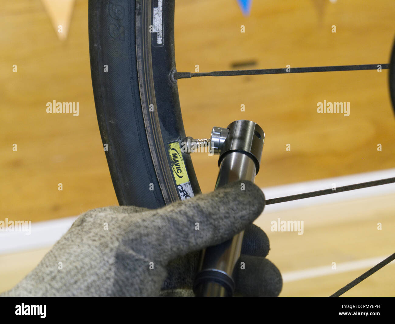 En utilisant une pompe pour gonfler le pneu de vélo Photo Stock - Alamy