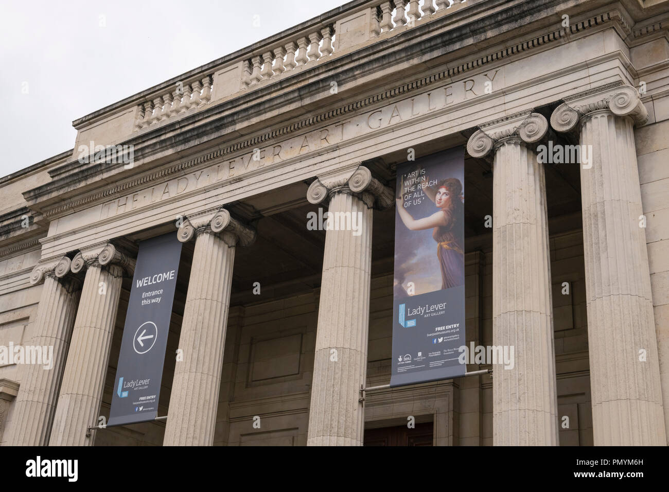 Liverpool Wirral Port Sunlight Village le levier Dame Art Gallery exposition signes bannières colonnes néo-classique détail balustrade piliers Banque D'Images