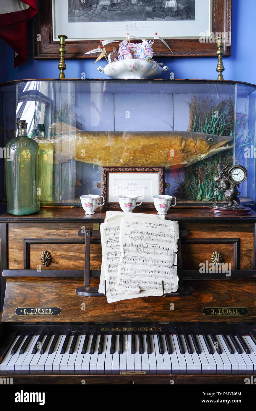 The Mad Hatter Tea Room dans la baie de Whitby dans le Yorkshire, en Angleterre. Date de la photo : Dimanche, 5 août 2018. Photo : Roger Garfield/Alamy Banque D'Images