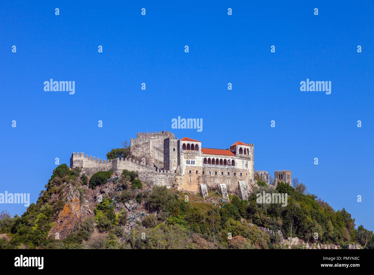 Leiria médiéval château construit au sommet d'une colline avec une vue sur le palais gothique ou Pacos Novos. Un château Templiers. Portugal Banque D'Images
