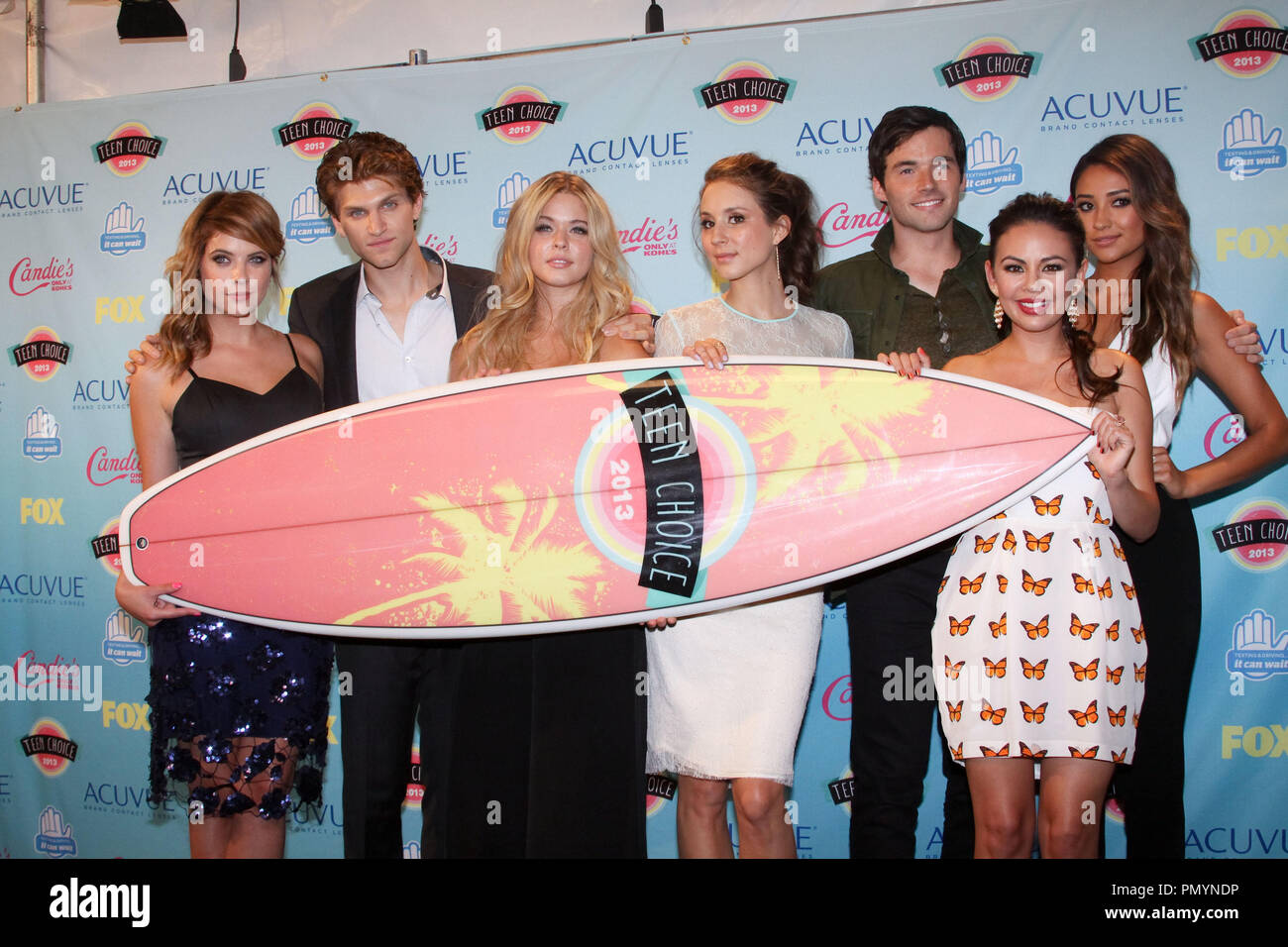 Cast de Pretty Little Liars dans la salle de presse du Teen Choice Awards 2013. L'arrivée de la salle de presse a eu lieu au Gibson Amphitheatre à Universal City, CA, le 11 août 2013. Photo par : R.Anthony / PictureLux 32084 Numéro de référence de dossier 205RAC pour un usage éditorial uniquement - Tous droits réservés Banque D'Images