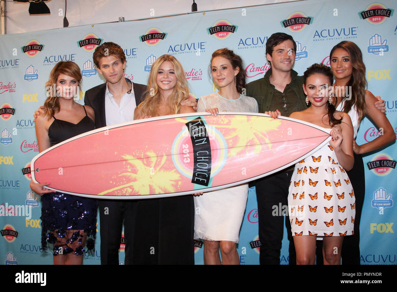 Cast de Pretty Little Liars dans la salle de presse du Teen Choice Awards 2013. L'arrivée de la salle de presse a eu lieu au Gibson Amphitheatre à Universal City, CA, le 11 août 2013. Photo par : R.Anthony / PictureLux 32084 Numéro de référence de dossier 206RAC pour un usage éditorial uniquement - Tous droits réservés Banque D'Images