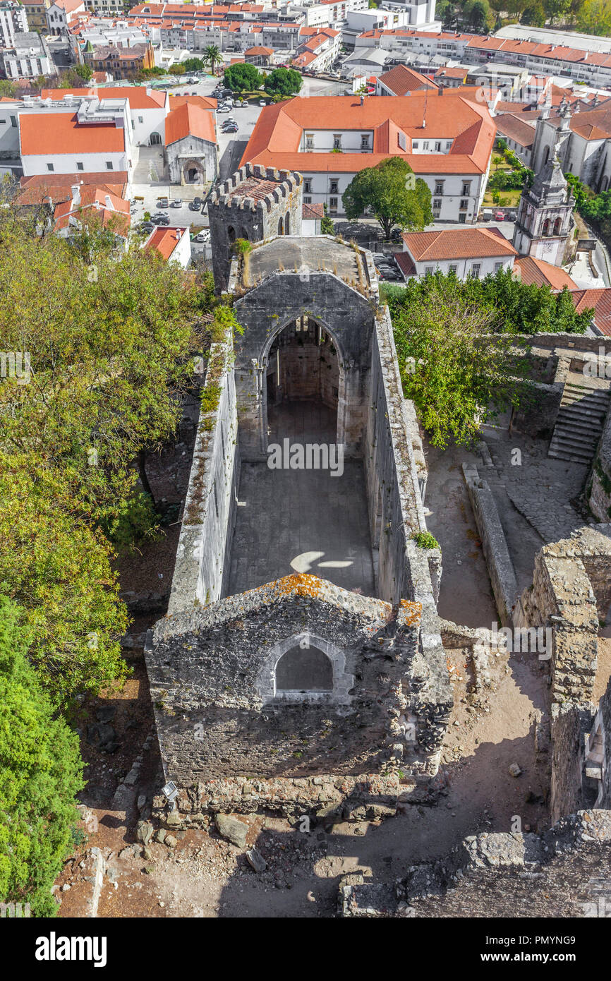 Leiria, Portugal. Ruines de l'église Santa Maria da Pena aka Nossa Senhora da Pena avec le toit effondré, vu depuis le donjon du château de Leiria Banque D'Images