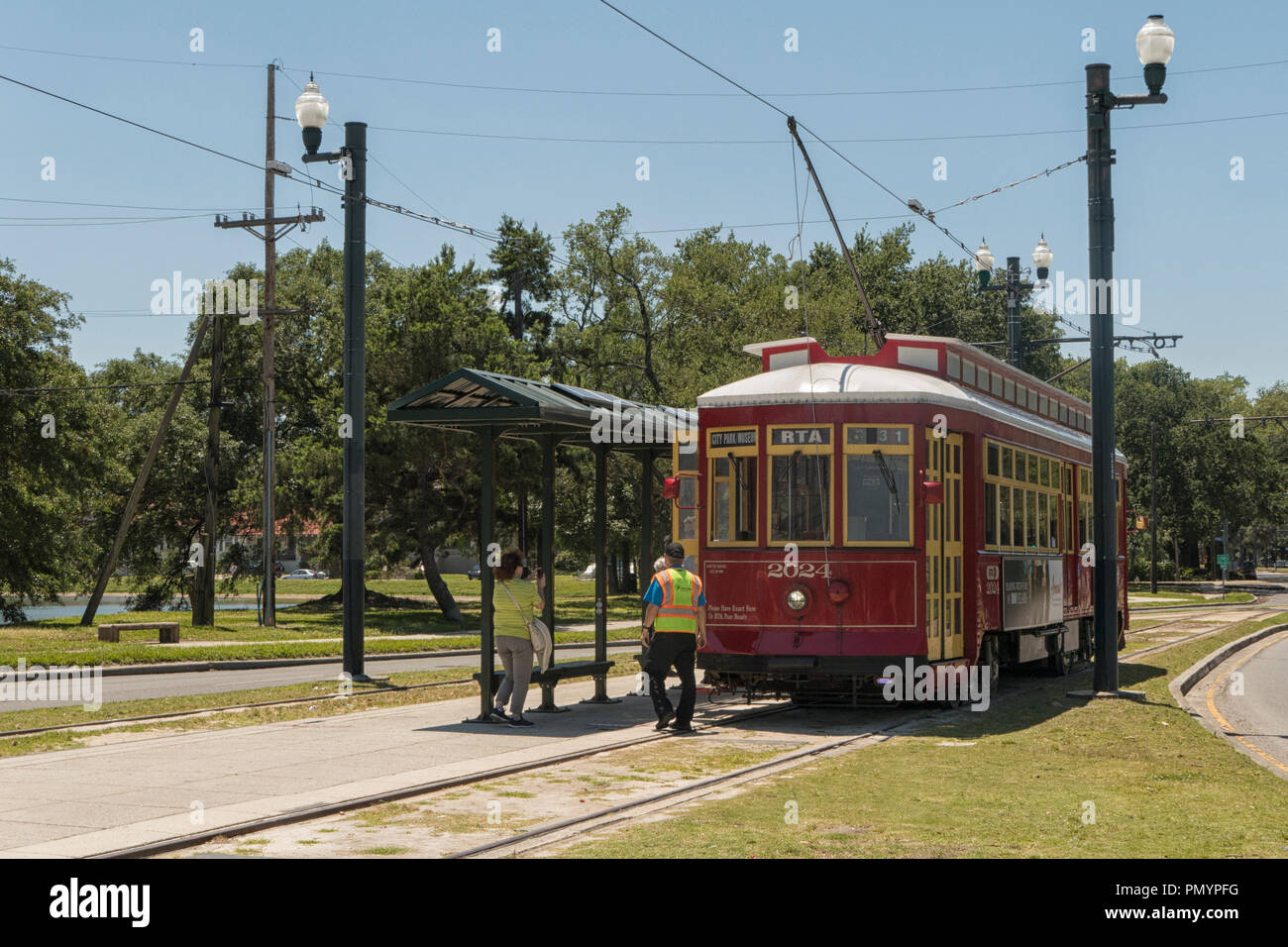 City Park, musée streetcar line en attente retour au City Park, New Orleans, Louisiana, United States. Banque D'Images
