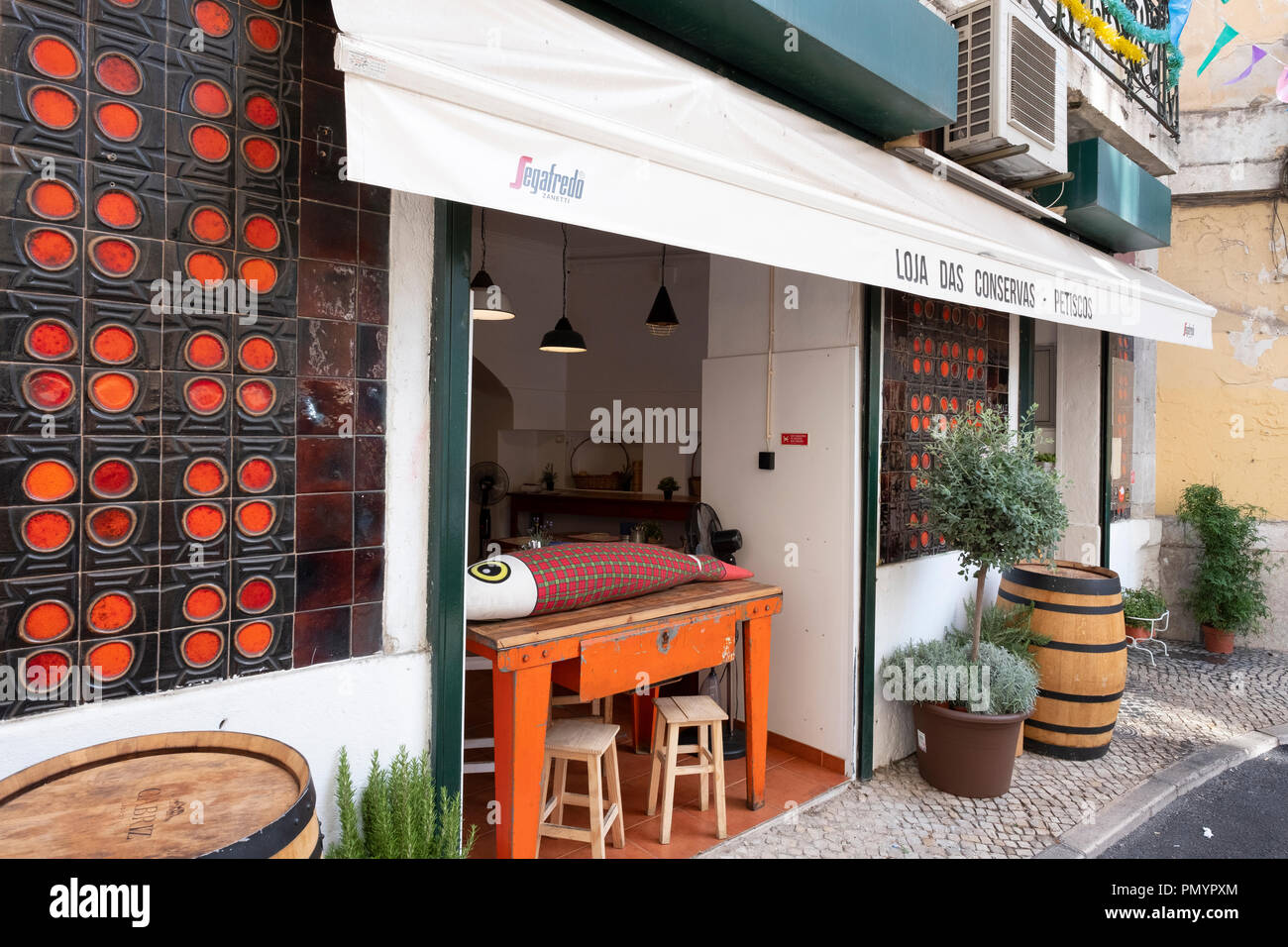 Restaurant avec de grands poissons en tissu sur Lisbonne table Banque D'Images