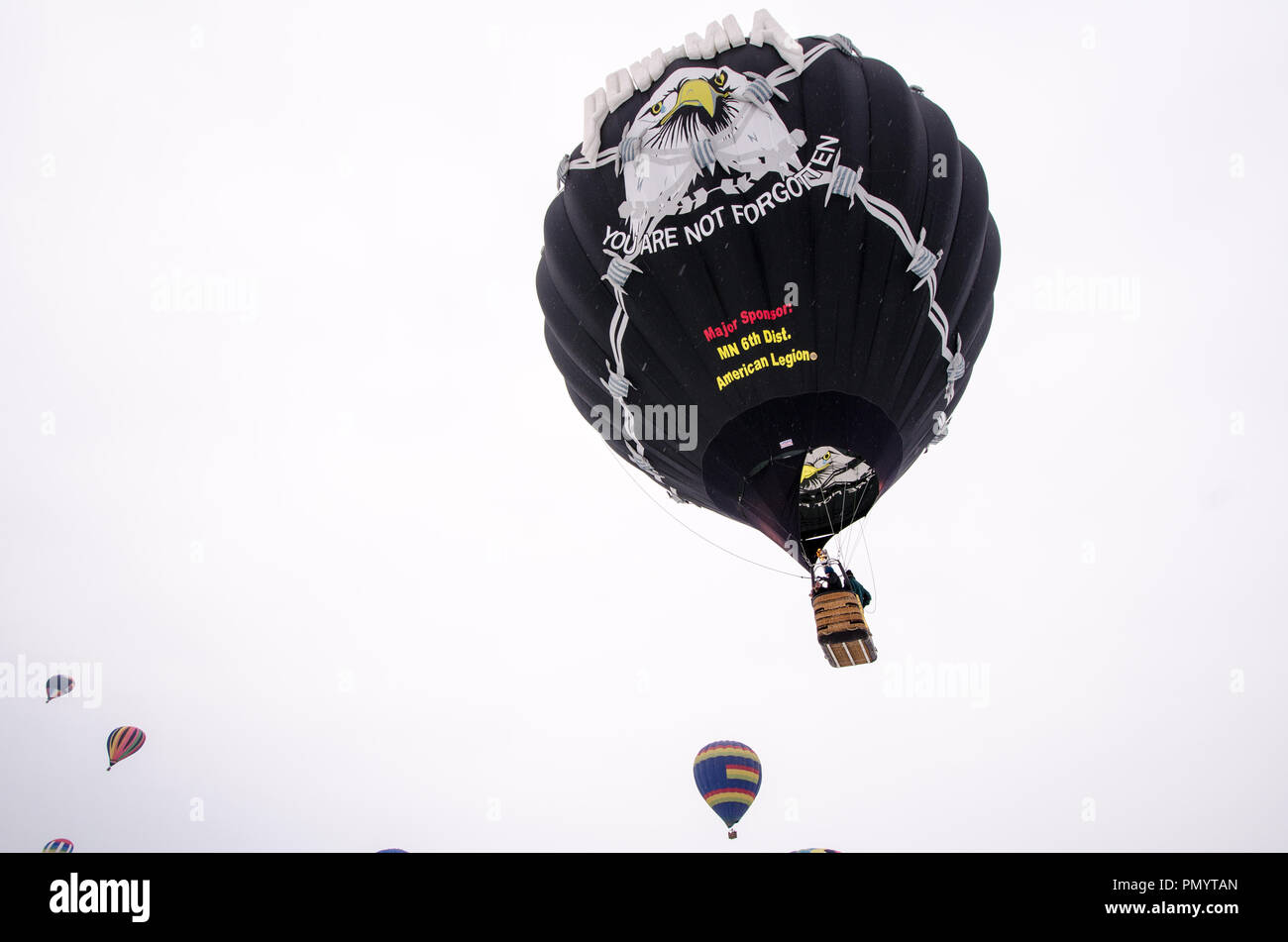 Ballon à air chaud, les anciens combattants du Vietnam se lance dans le ciel. POW-MIA war logo sur le ballon Banque D'Images