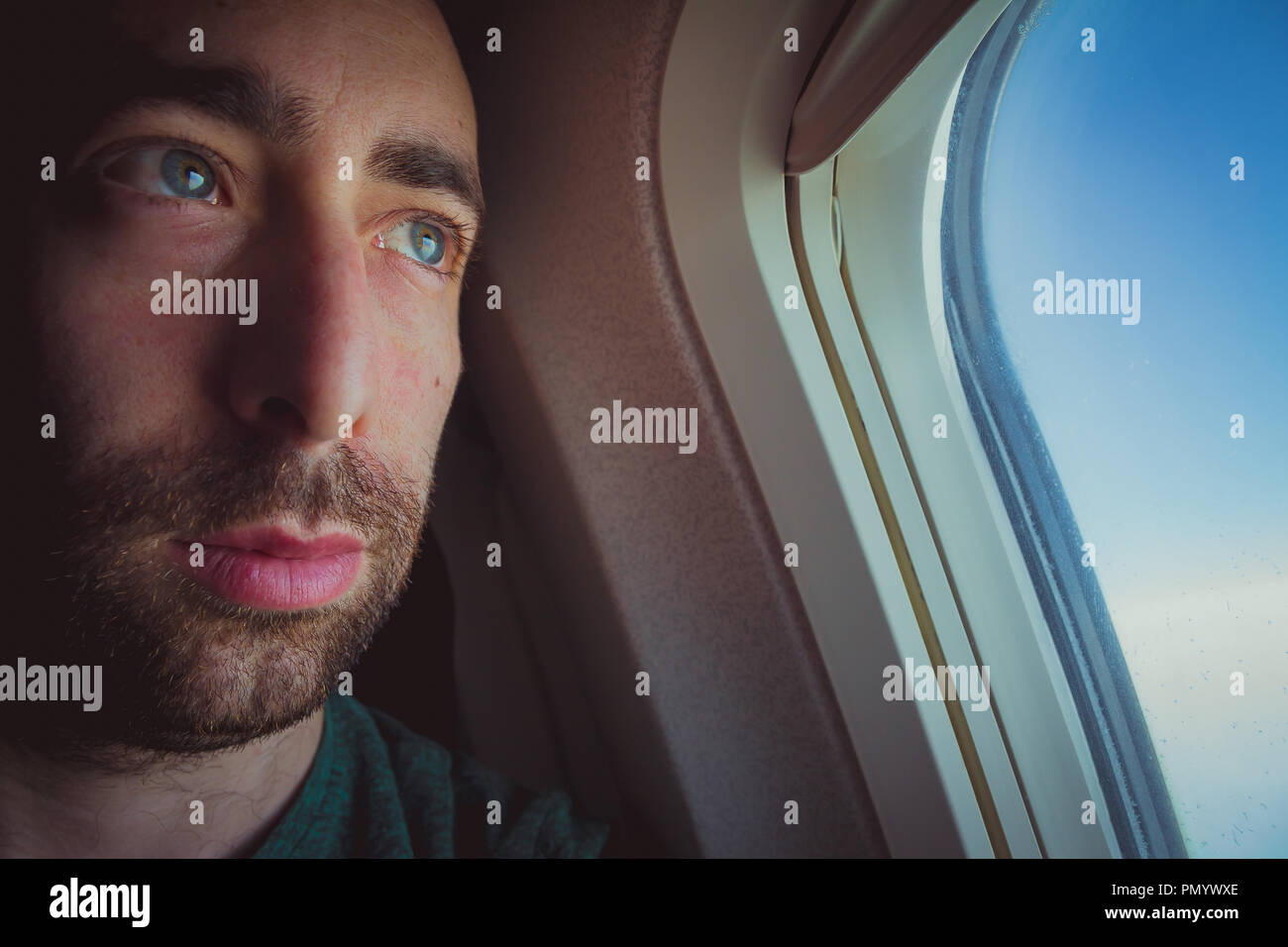 Close up of a santa claus à l'extérieur à travers la fenêtre de l'avion. Banque D'Images