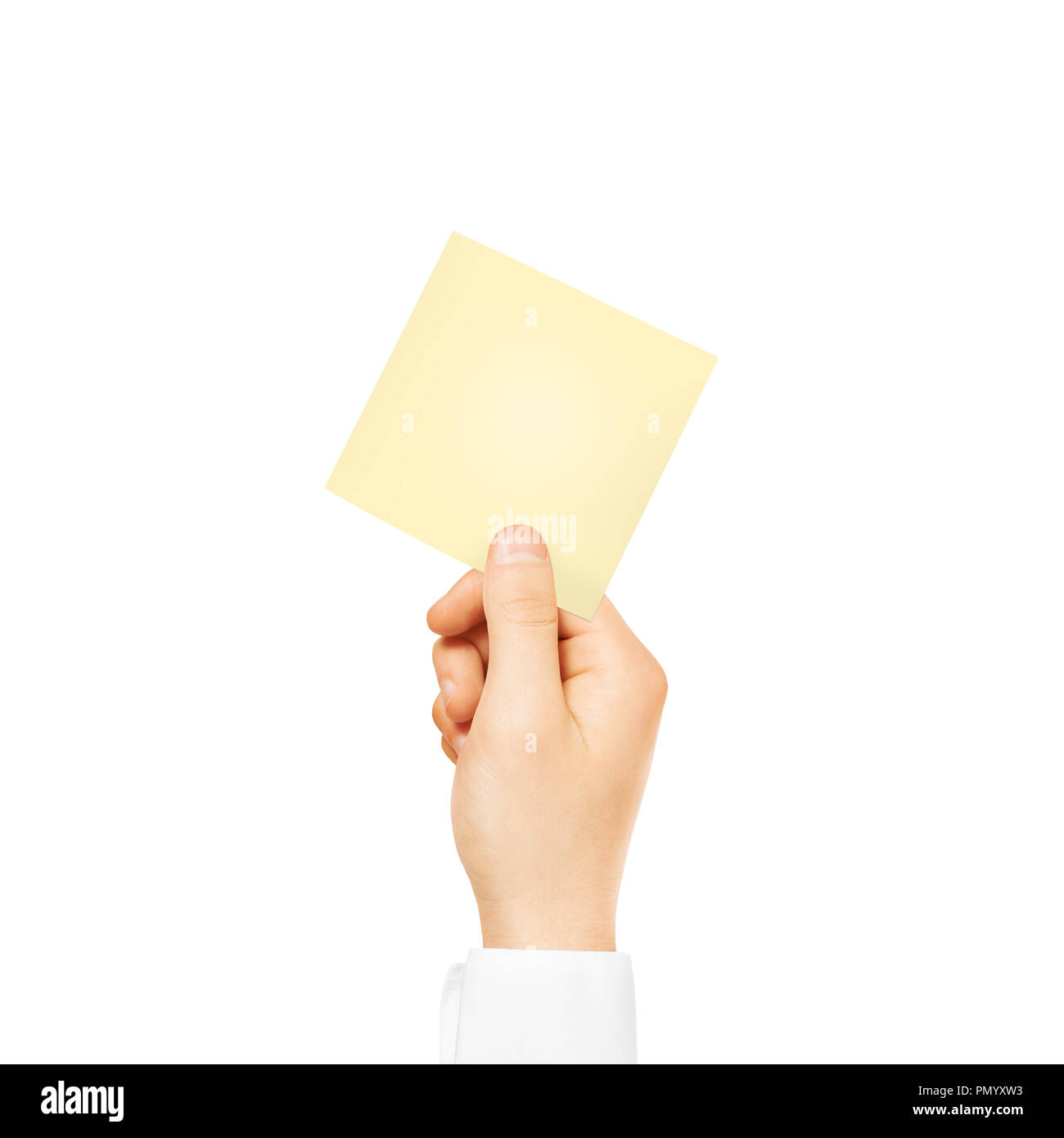 Hand holding blank carré autocollant jaune maquette isolée. Maquette autocollant titulaire. Remnder indice papier vide dans les mains. Banque D'Images