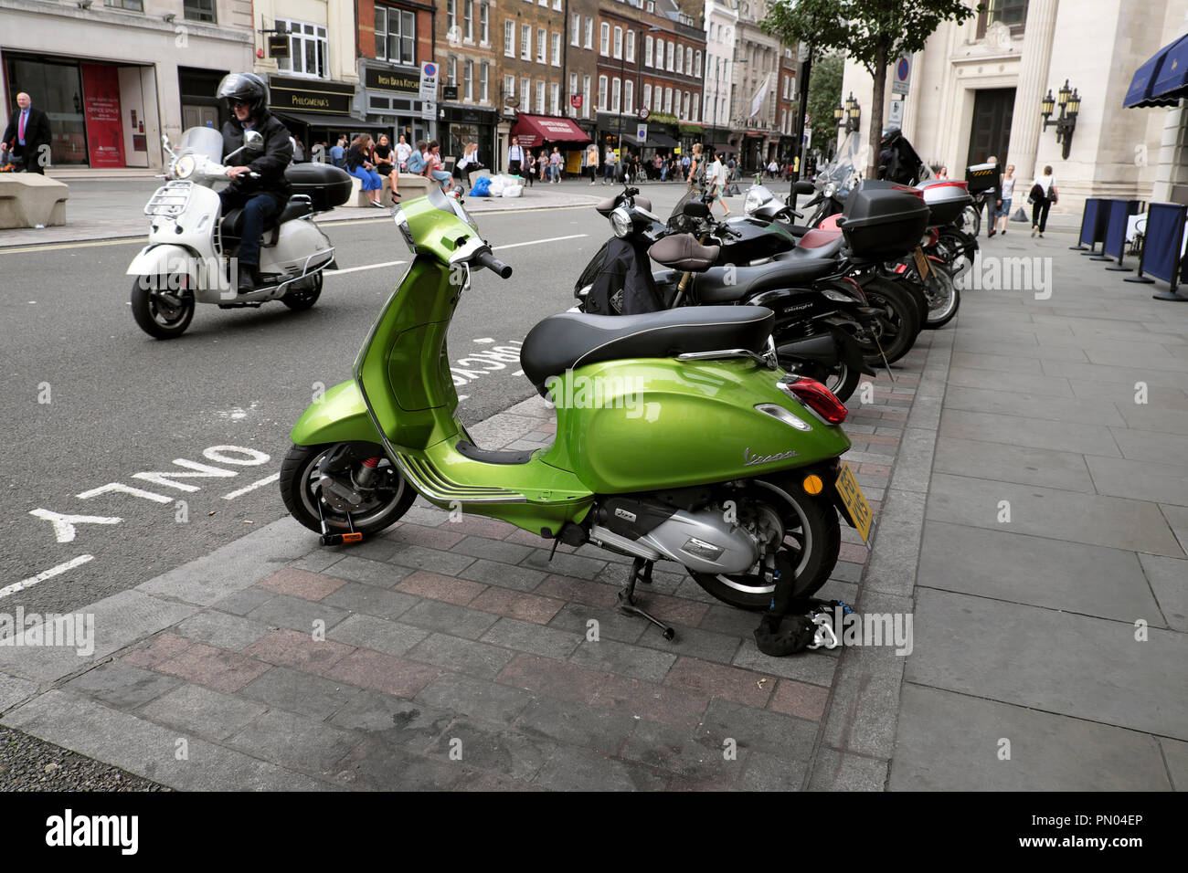 Moto Vespa verte stationnée sur Great Queen Street dans le quartier de Covent Garden, London WC2 England UK KATHY DEWITT Banque D'Images