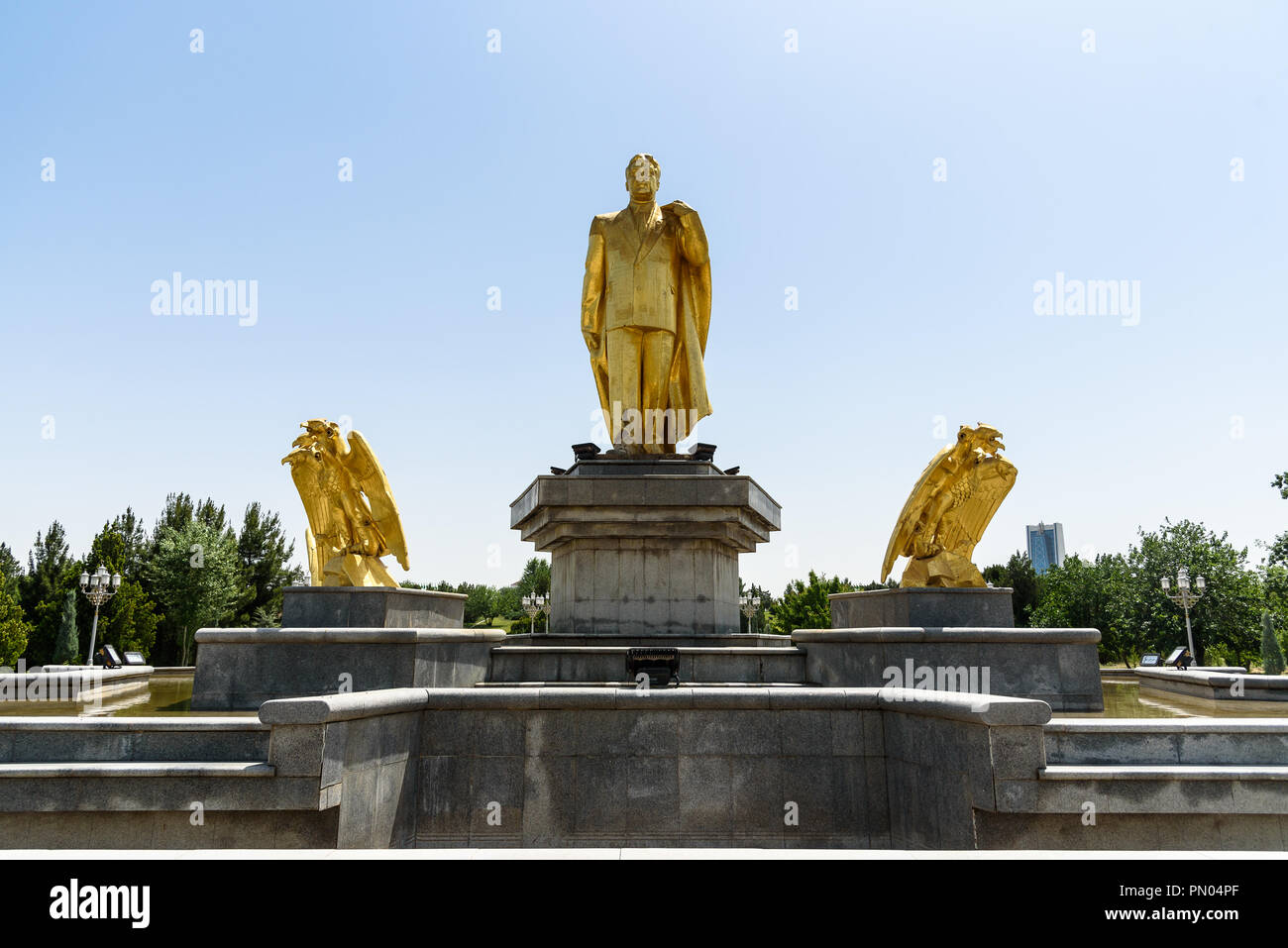 Statue en or de l'ancien président du Turkménistan Turkmenbashi à Achgabat Banque D'Images