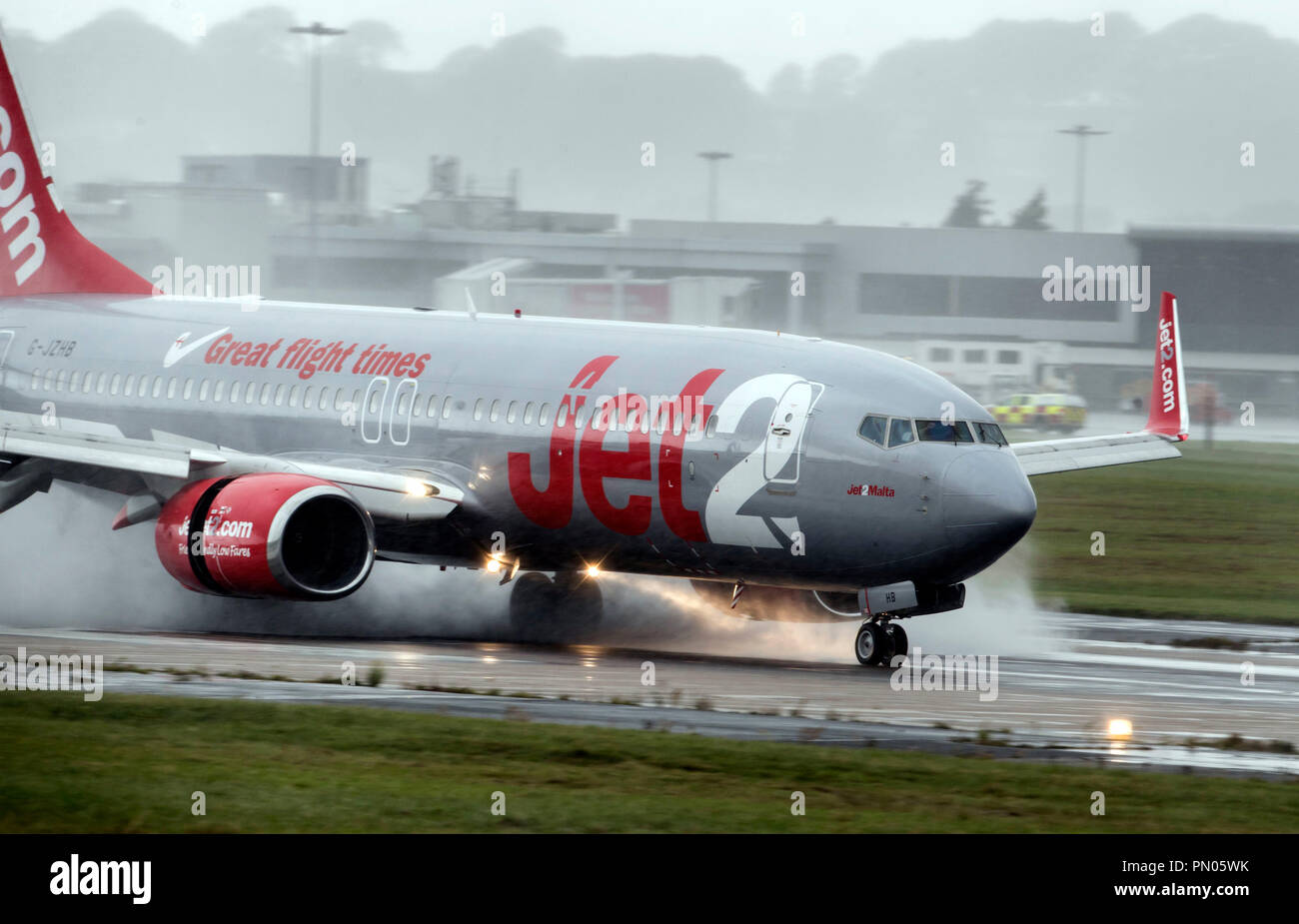 Un avion atterrit sous une pluie torrentielle à l'aéroport de Leeds Bradford que Storm Ali hits au Royaume-Uni. Banque D'Images