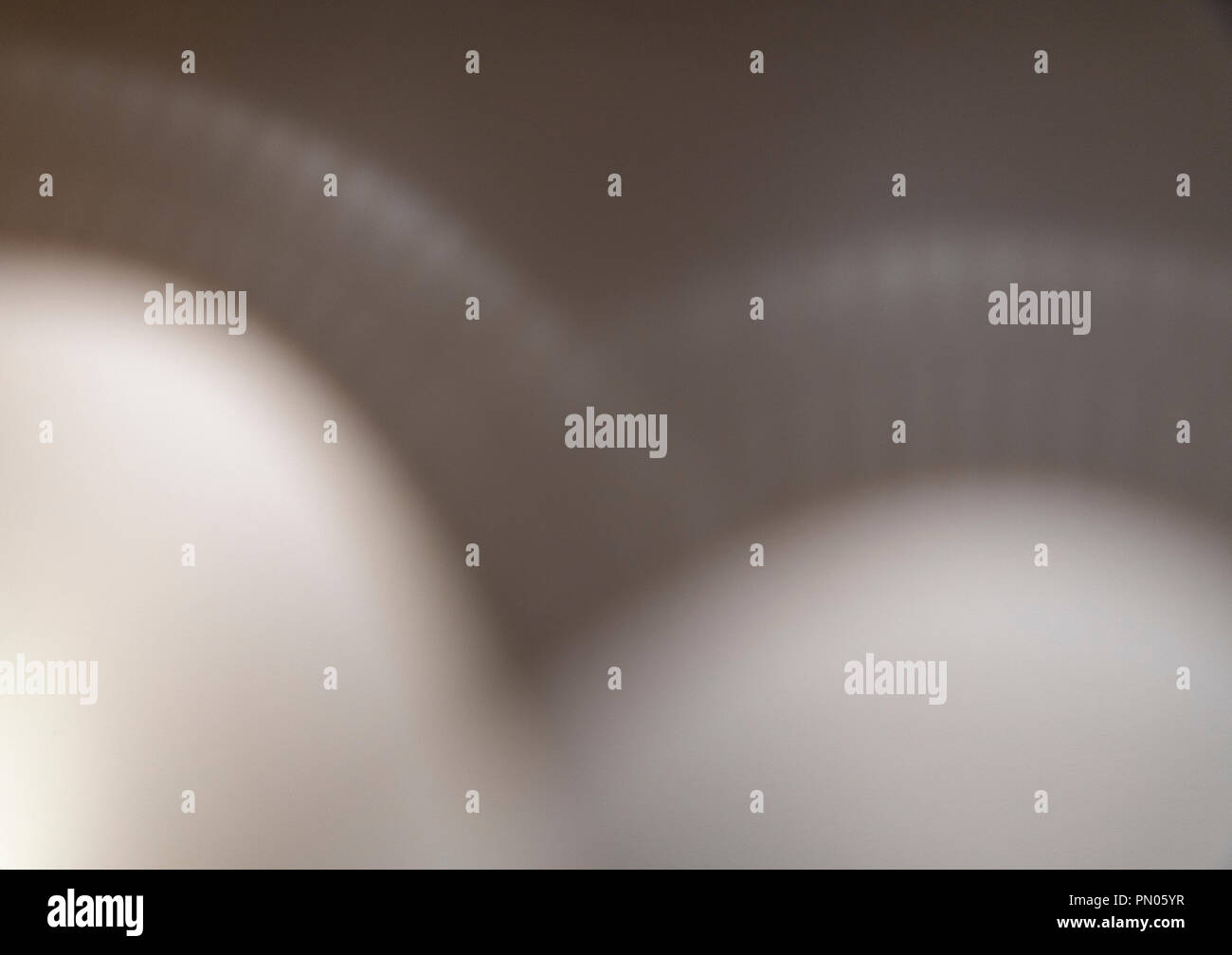 Sur le mur des modèles exprimés par la lumière sur mur peint. Banque D'Images