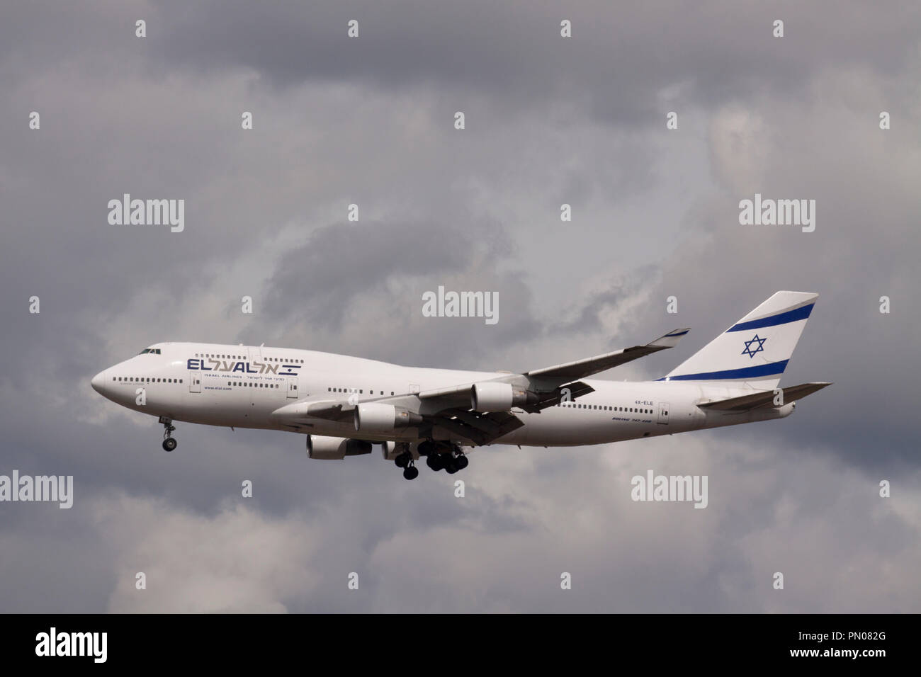 El Al Israel Airlines Boeing 747-412 appareil à l'atterrissage à l'aéroport Heathrow de Londres. Banque D'Images