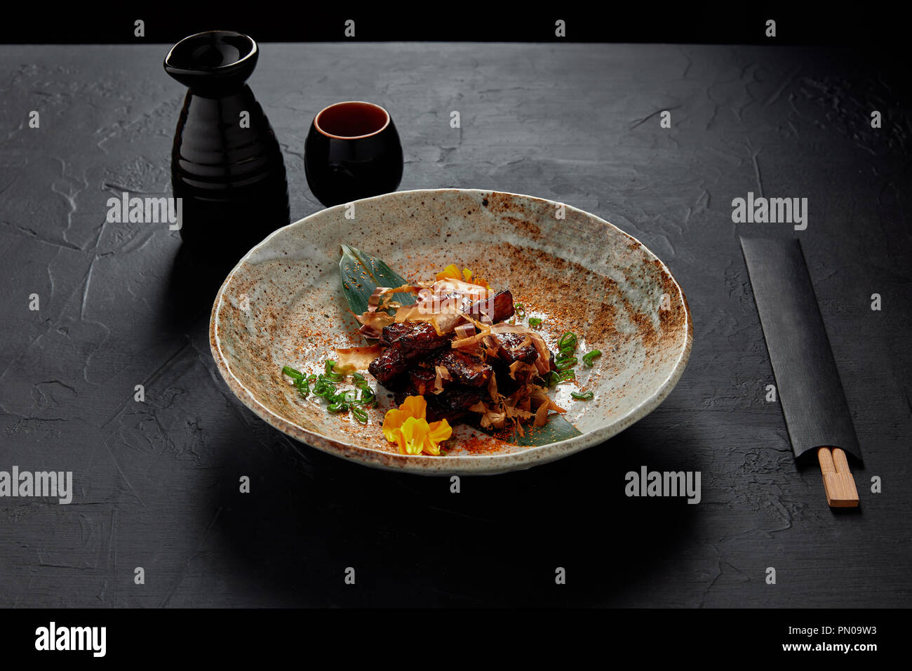 De délicieux repas traditionnels japonais sur la plaque et baguettes Banque D'Images