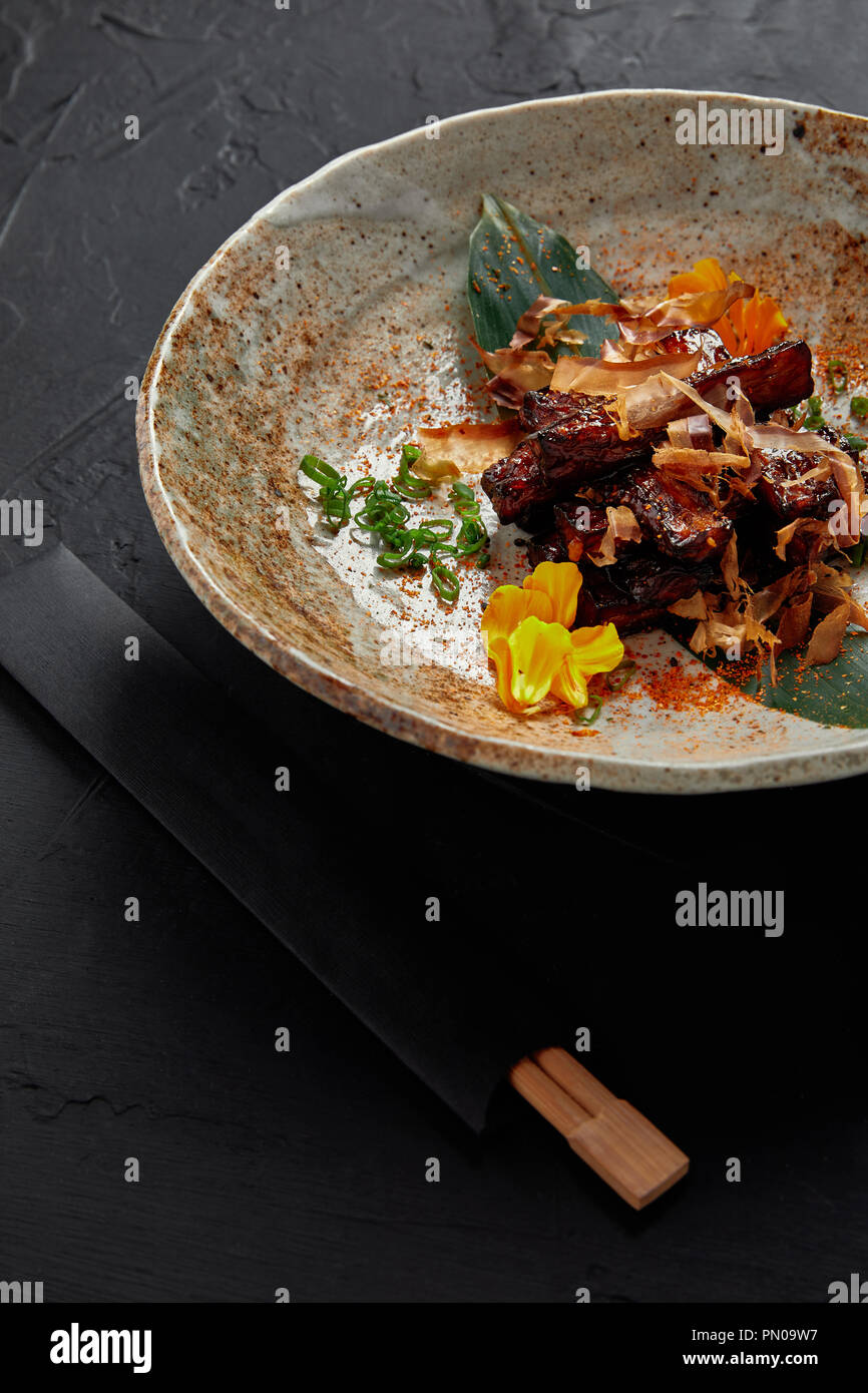 Close-up view of traditional repas japonais sur la plaque et baguettes Banque D'Images