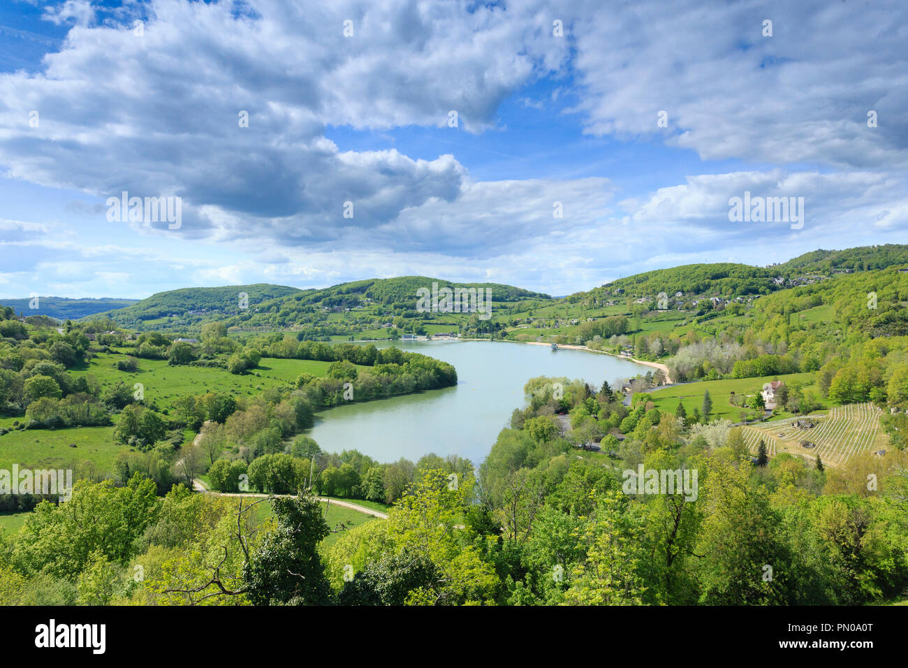 France, Corrèze, Chasteaux, Causse Lac vu du village // France, Corrèze, Chasteaux, // France, Corrèze (19), Chasteaux, le lac du Causse vu d Banque D'Images