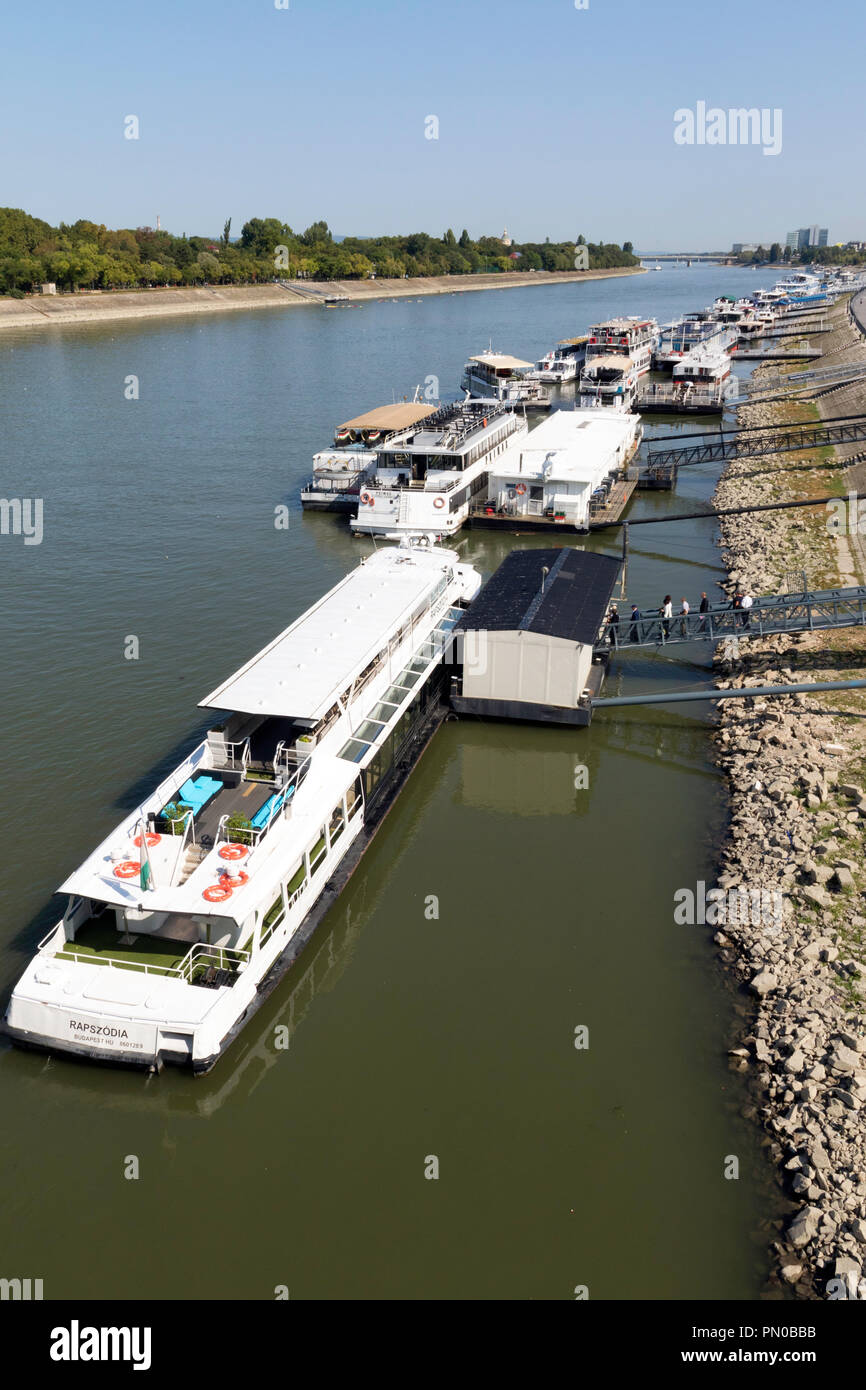 Bateaux de croisière amarré sur le bord du Danube à Budapest Banque D'Images