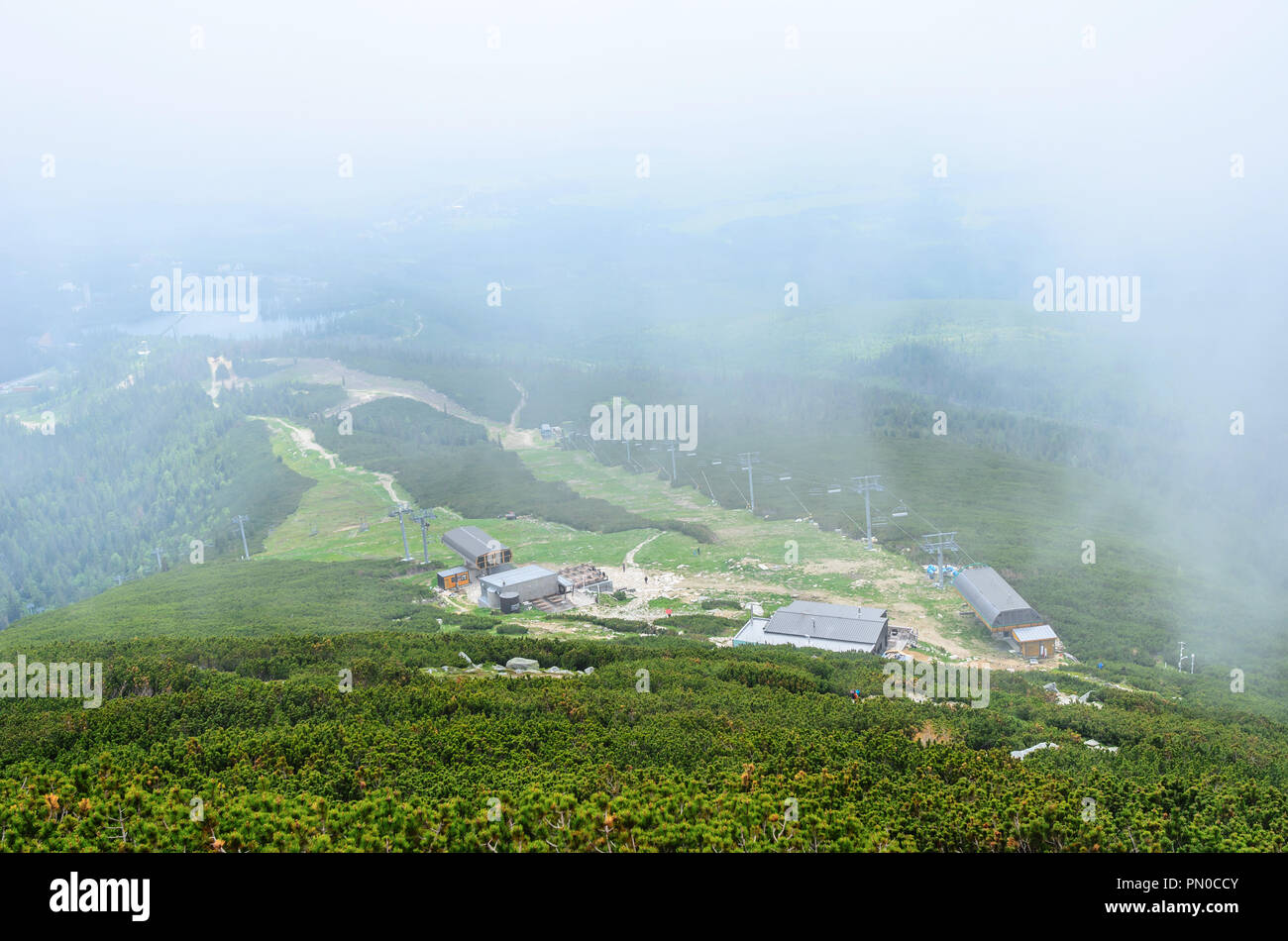 Tatras, en Slovaquie. Vue sur les montagnes dans un jour brumeux. Banque D'Images