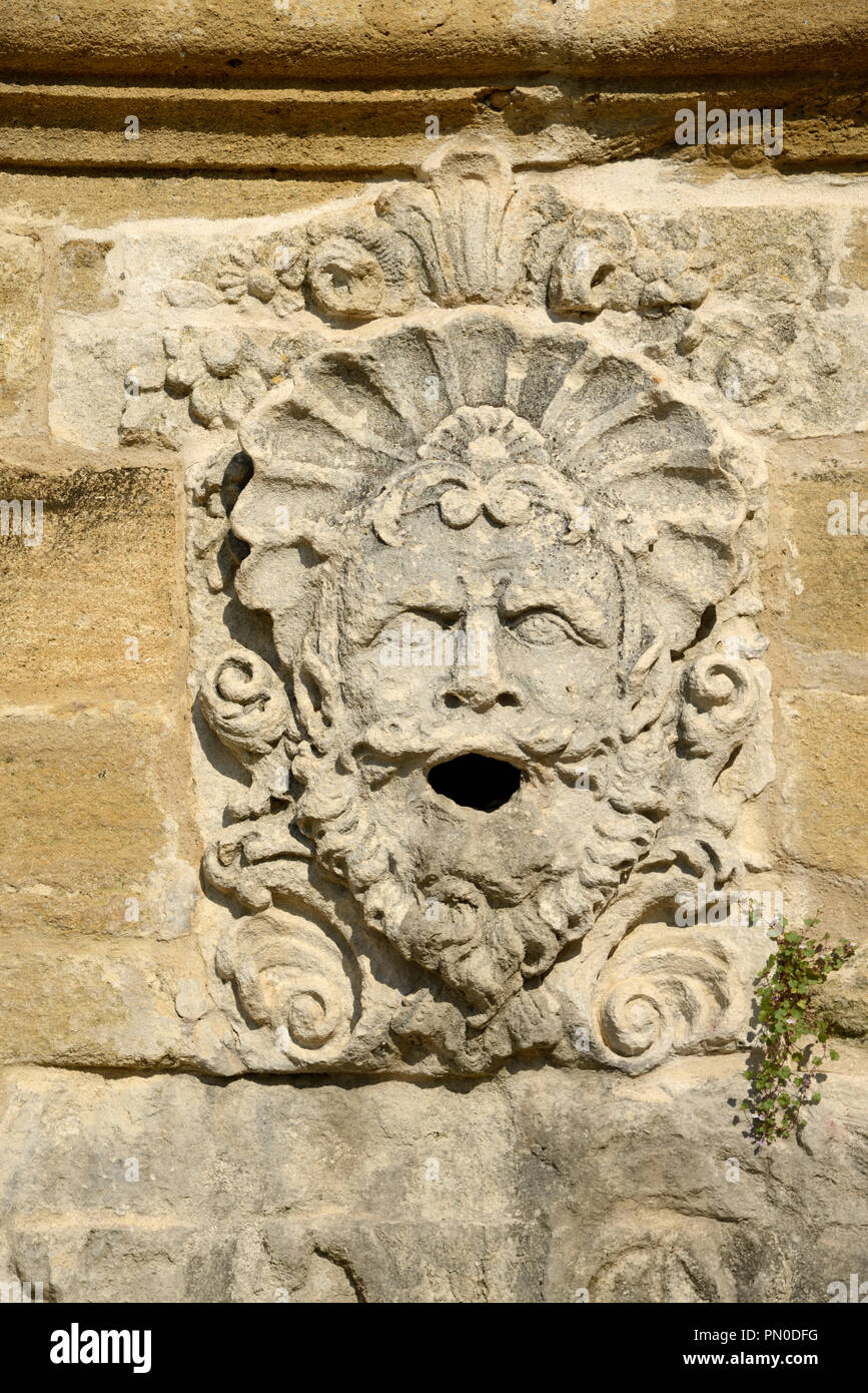 Visage Stone-Carved de fontaine murale dans les jardins du château de Lauris Luberon Provence France Banque D'Images
