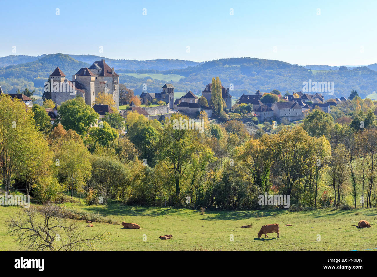 France, Corrèze, Curemonte, étiqueté Les Plus Beaux Villages de France (Les Plus Beaux Villages de France), vue générale du village avec la c Banque D'Images