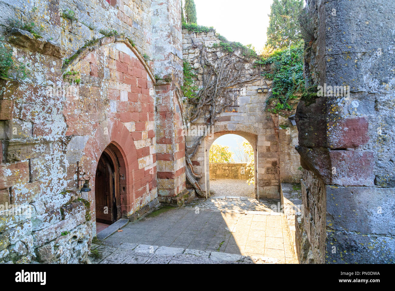 France, Correze, Turenne, étiqueté Les Plus Beaux Villages de France (Les Plus Beaux Villages de France), l'entrée dans l'enceinte du château Banque D'Images