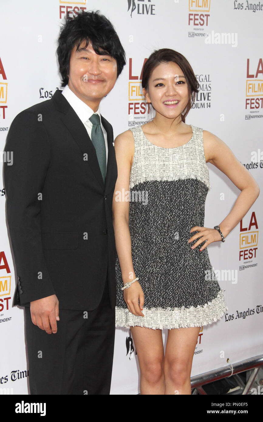 Kang-ho Song, Ko Ah-sung 06/11/2014 20e anniversaire d'ouverture du Festival du Film de Los Angeles nuit la première nord-américaine de "nowpiercer' qui s'est tenue au Regal Cinemas L.A. Stade 14 vit à Los Angeles, CA Photo par Izumi Hasegawa / HNW / PictureLux Banque D'Images