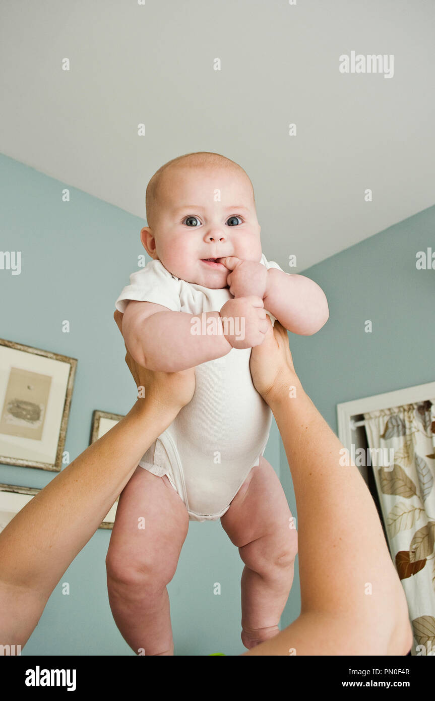 Une Femme Tenant Son Bebe De 6 Mois Fille Qui A Son Doigt Dans Sa Bouche Parce Qu Elle Fait Ses Dents 6 Mois Photo Stock Alamy Une Femme Tenant Son Bebe De 6 Mois Fille Qui A Son Doigt Dans Sa Bouche Parce Qu Elle Fait Ses Dents 6 Mois Photo Stock Alamy