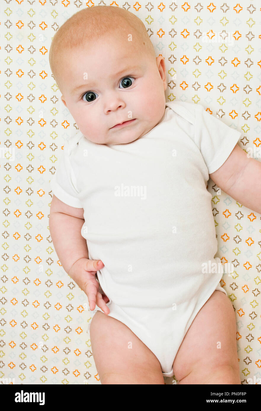 Un Bébé De Six Mois Portant Dans Son Berceau. (6 Mois Photo Stock - Alamy