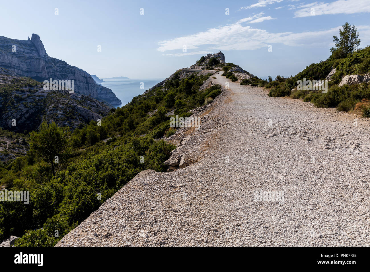 Sur les routes rurales, de montagnes rocheuses et panoramique sur la mer dans les calanques de Marseille (Massif des Calanques), Provence, France Banque D'Images