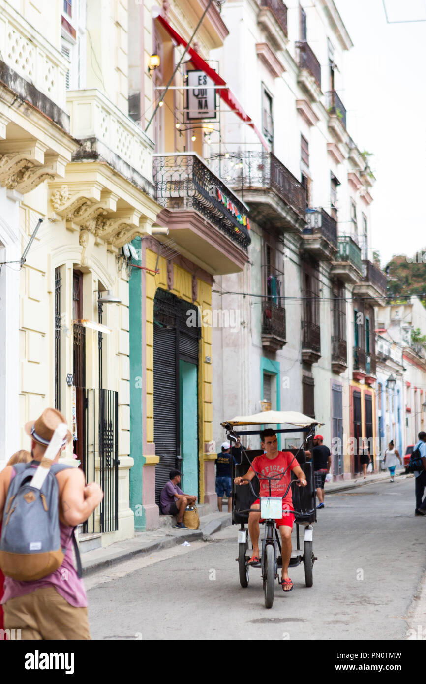 Scène de rue avec vélo taxi, La Havane, Cuba Banque D'Images